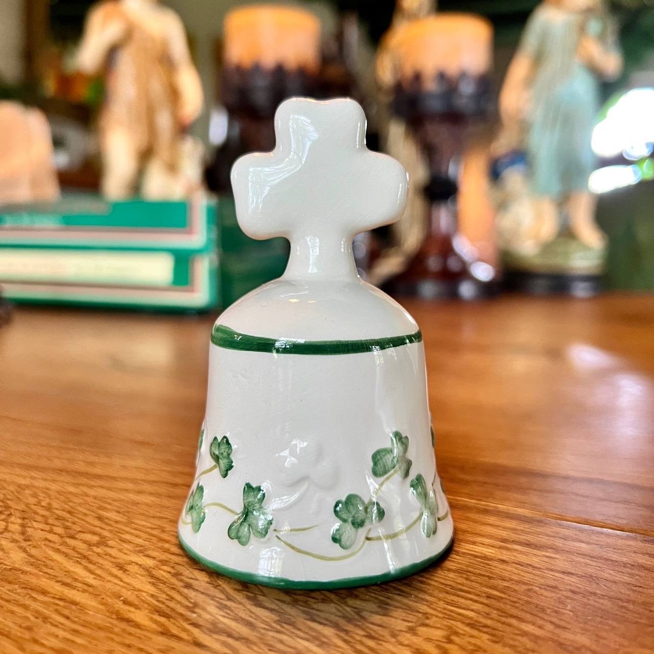 Porseleinen bel met kruisje en klavermotief - The Collectionist