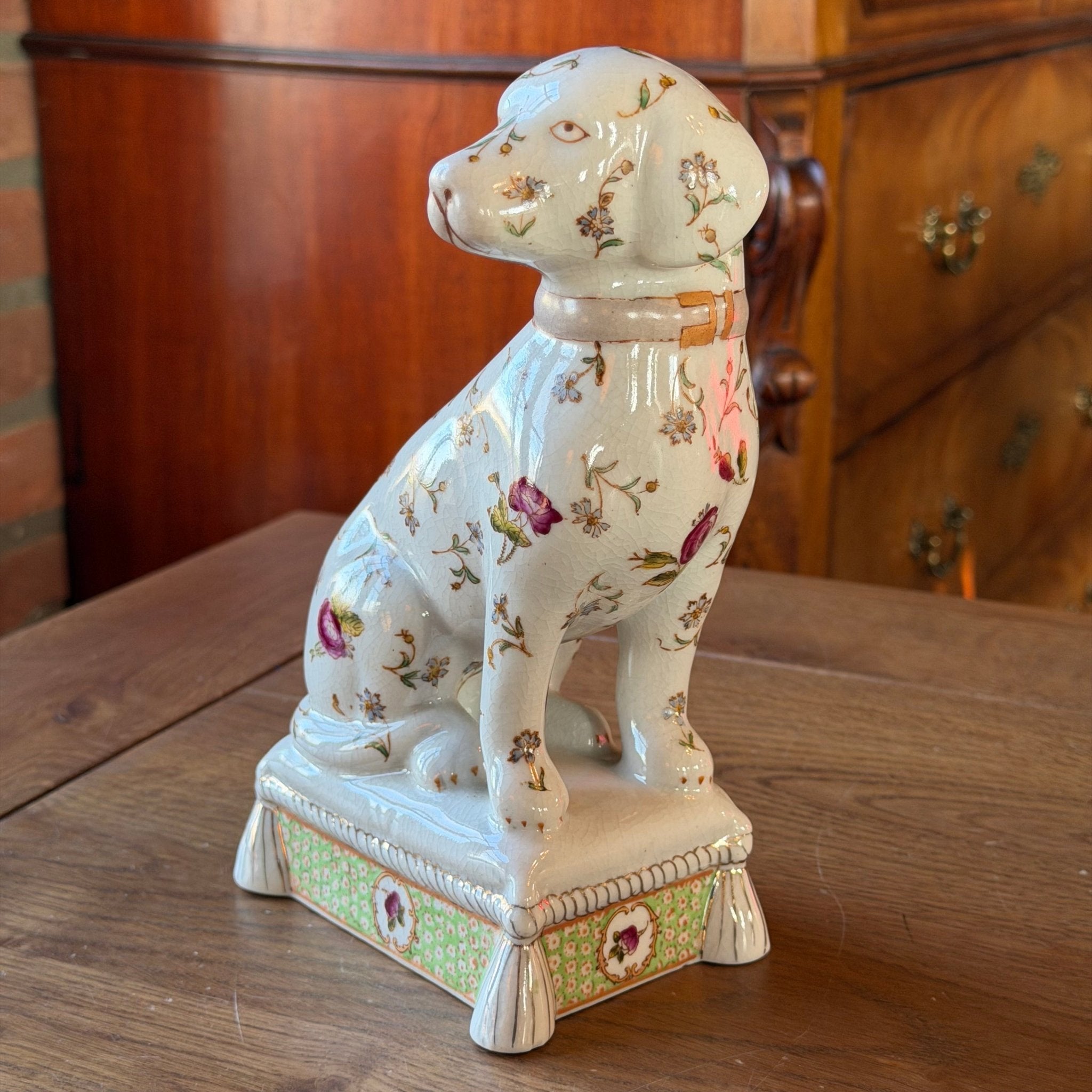 Porseleinen hond op sokkel met bloemdecor – klassiek beeldje (20 cm) - The Collectionist