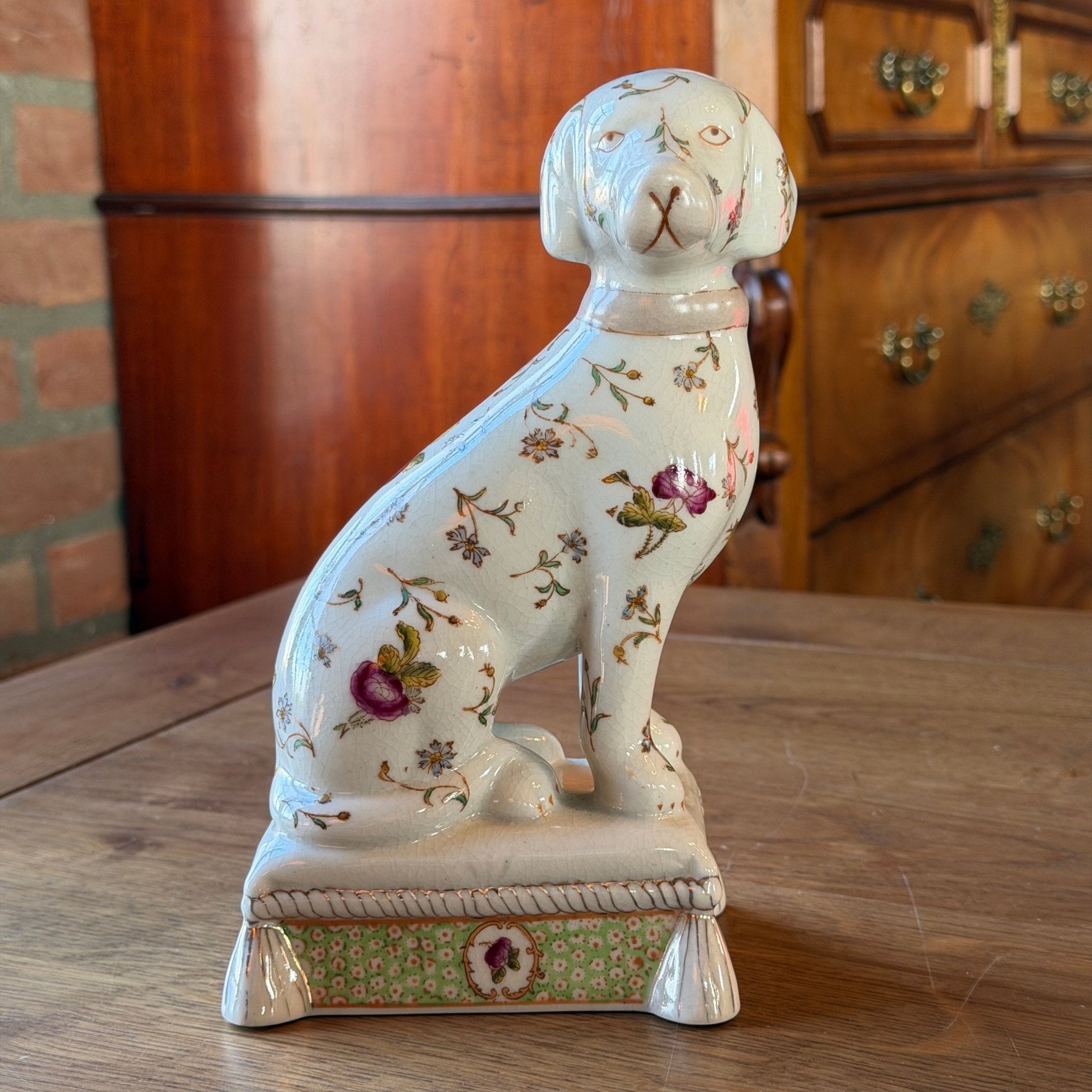 Porseleinen hond op sokkel met bloemdecor – klassiek beeldje (20 cm) - The Collectionist