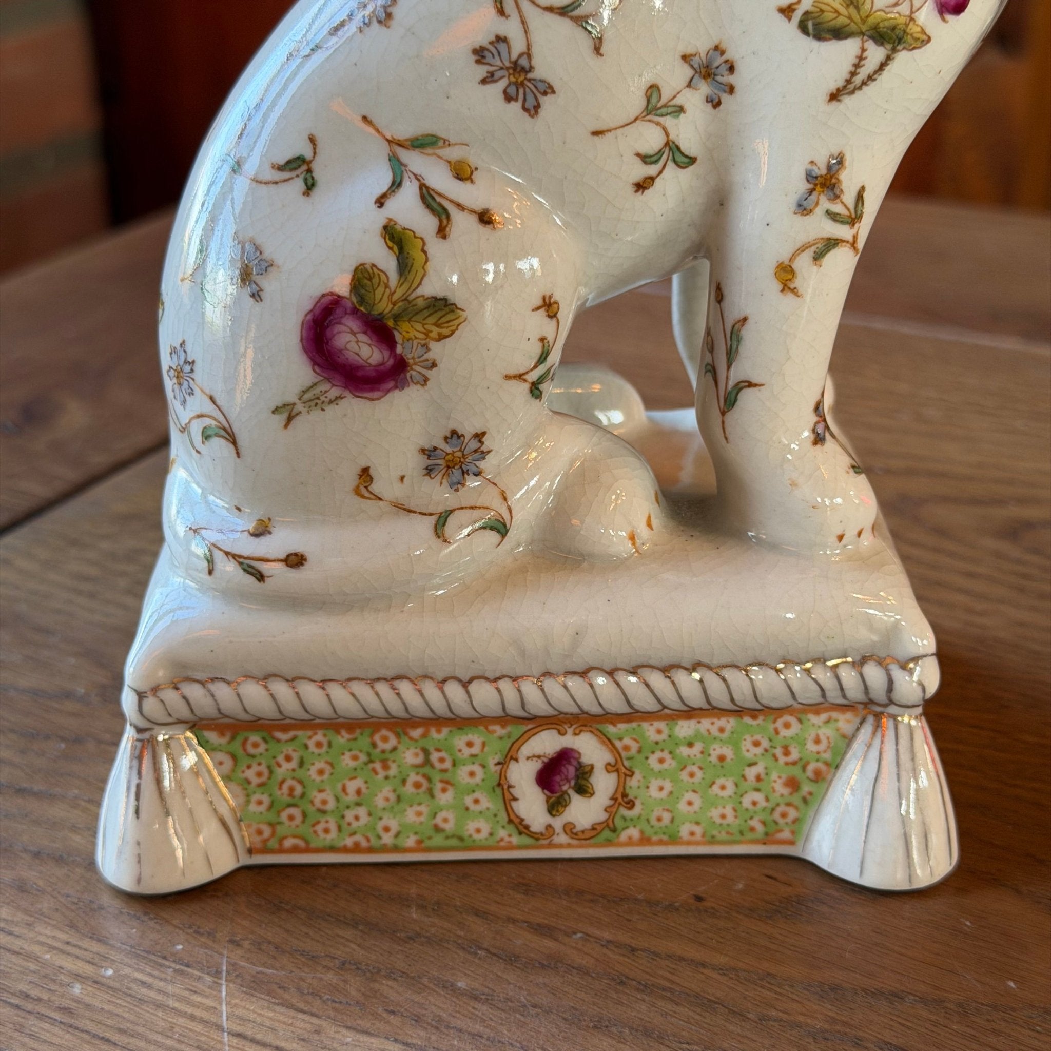 Porseleinen hond op sokkel met bloemdecor – klassiek beeldje (20 cm) - The Collectionist