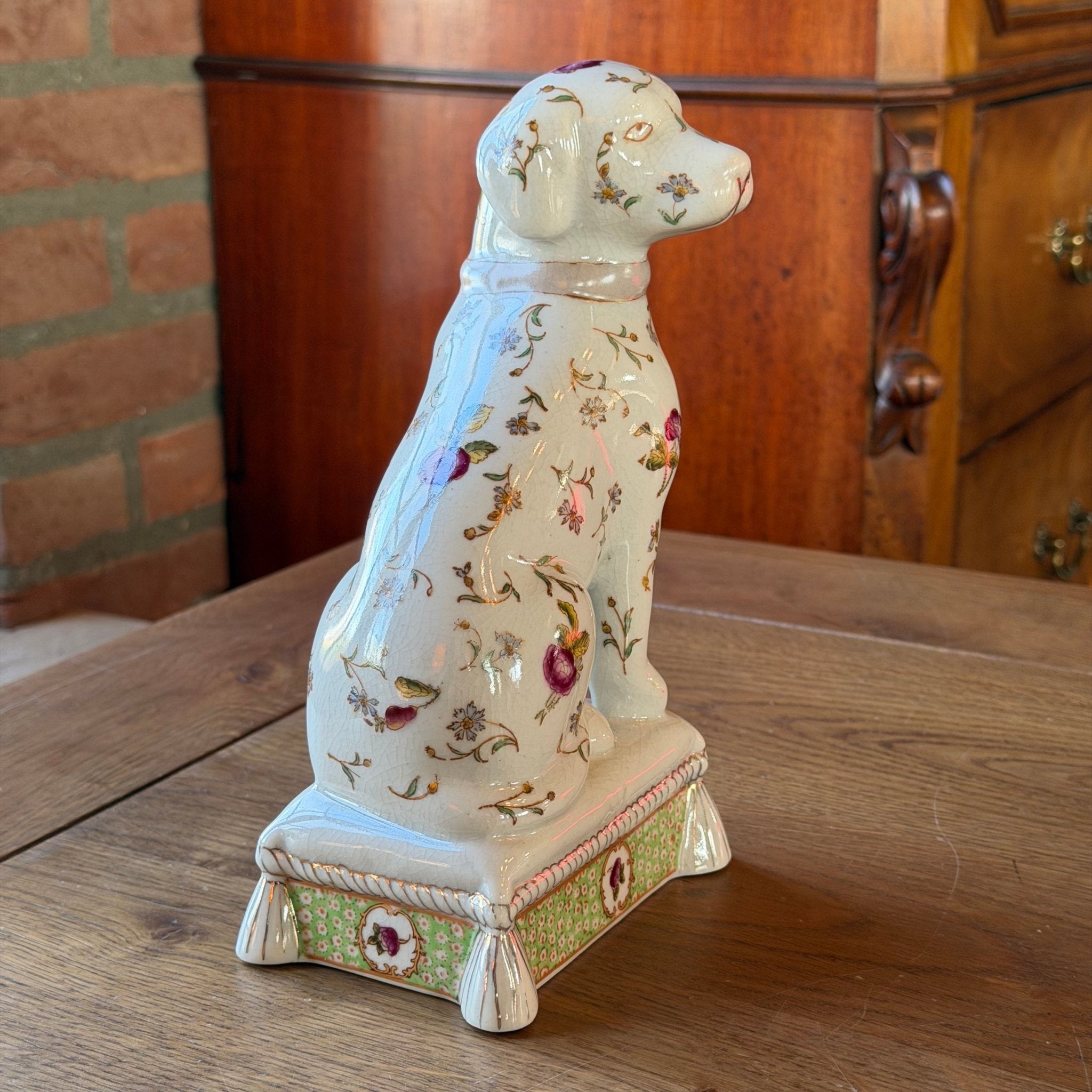 Porseleinen hond op sokkel met bloemdecor – klassiek beeldje (20 cm) - The Collectionist