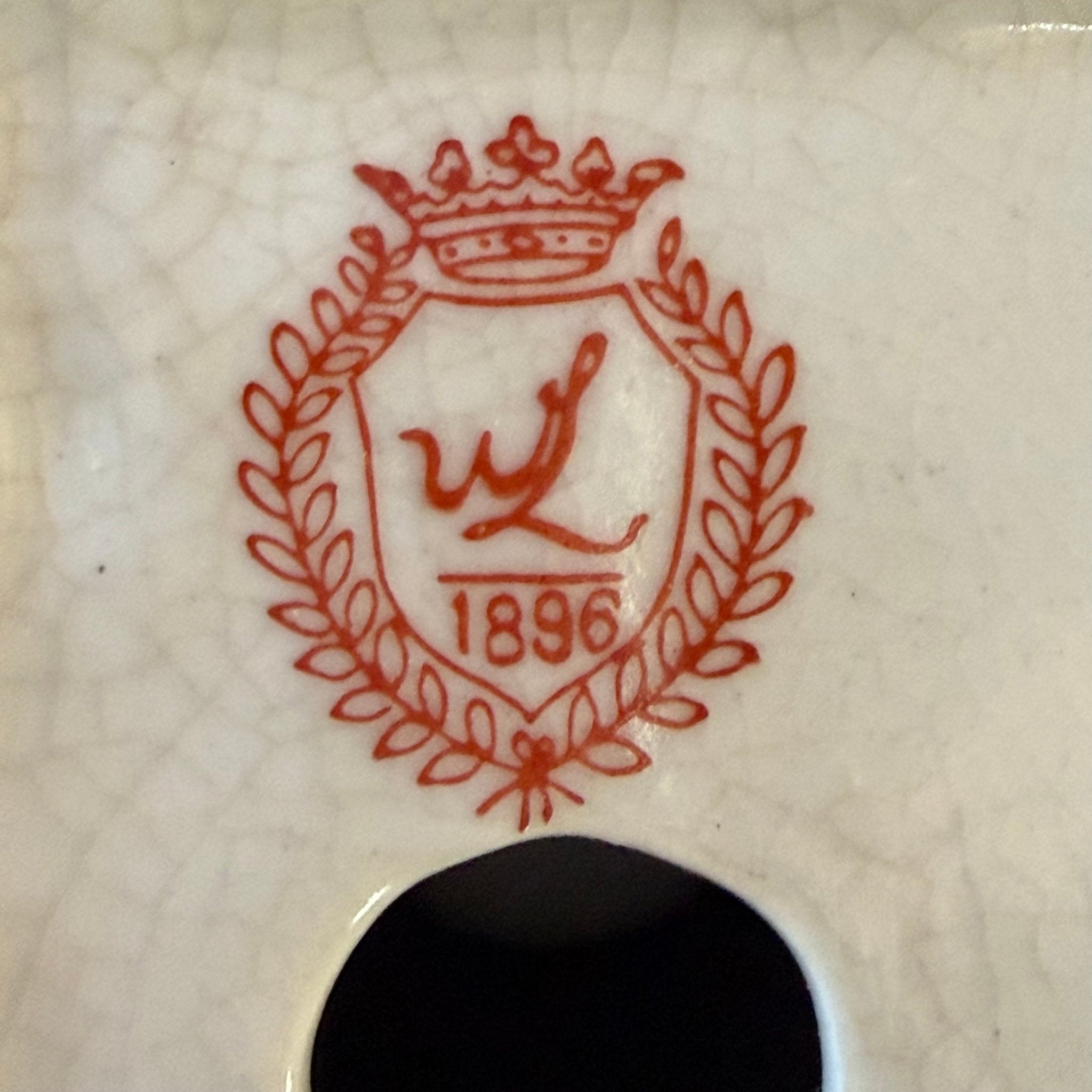 Porseleinen hond op sokkel met bloemdecor – klassiek beeldje (20 cm) - The Collectionist