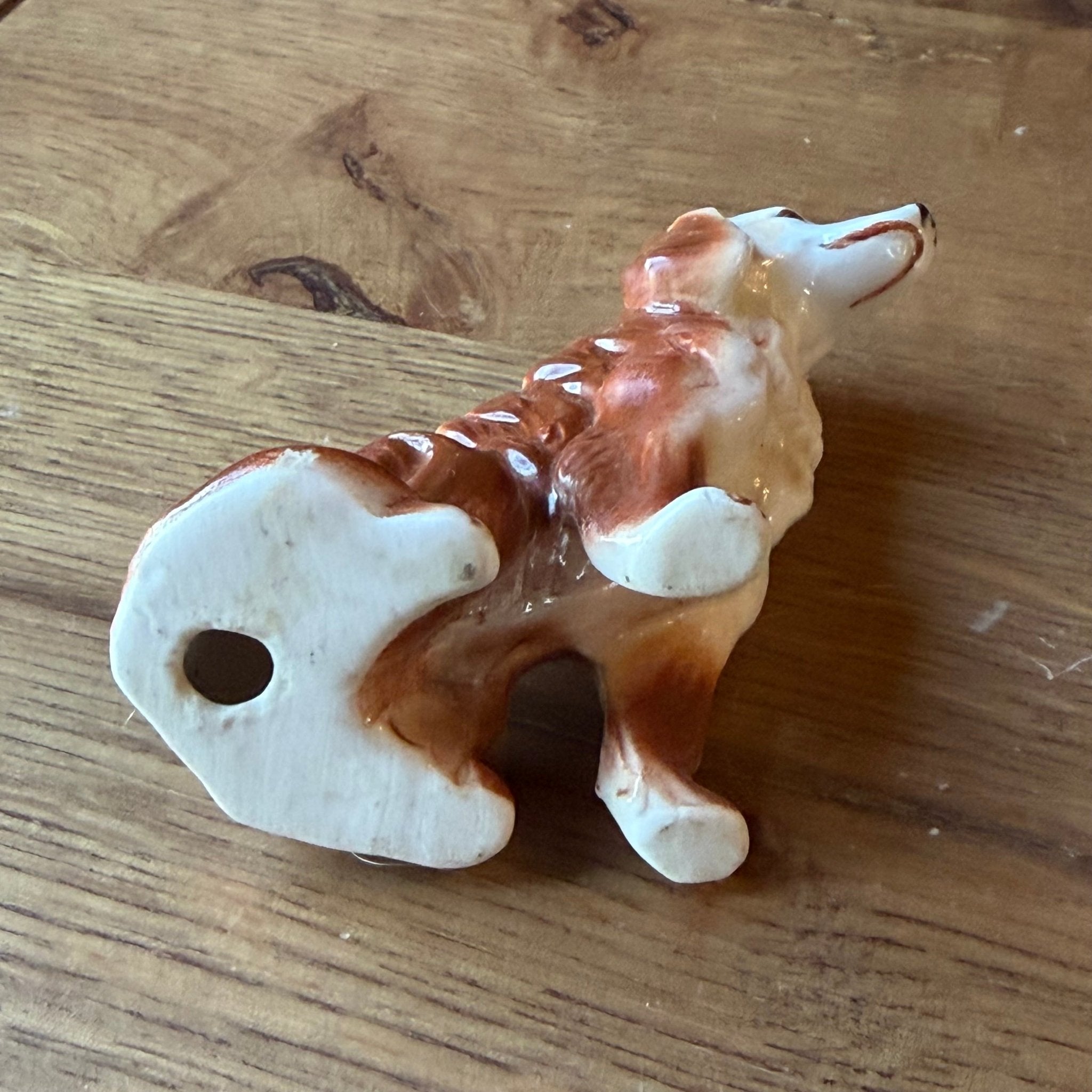 Porseleinen hondensculptuur – zittend vintage hondenbeeld - The Collectionist