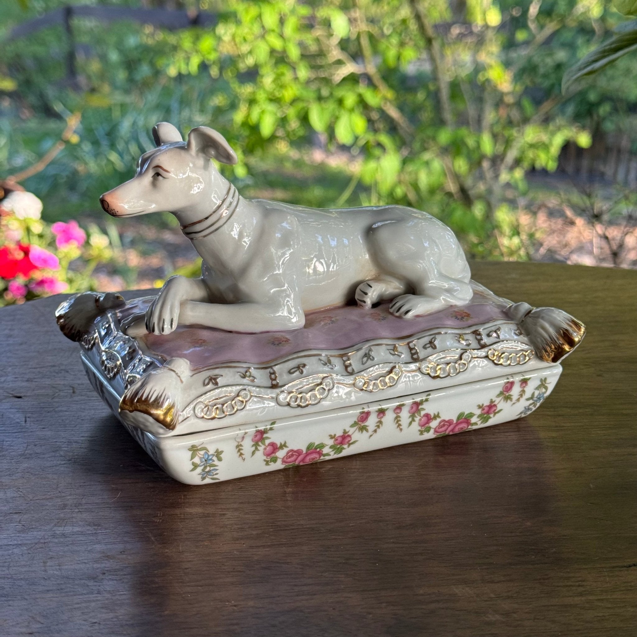 Porseleinen Sierdoos met Windhond op Kussen - The Collectionist