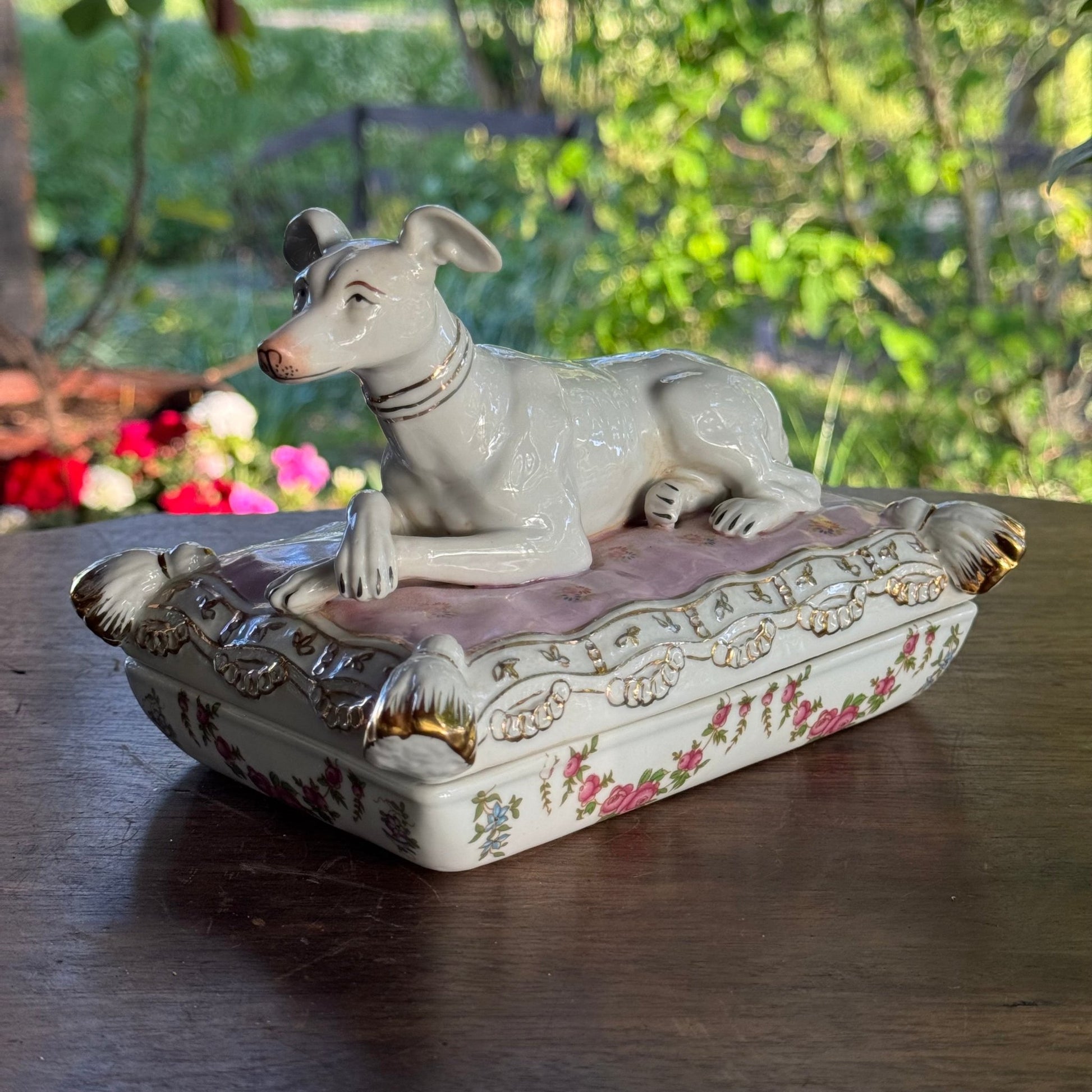Porseleinen Sierdoos met Windhond op Kussen - The Collectionist