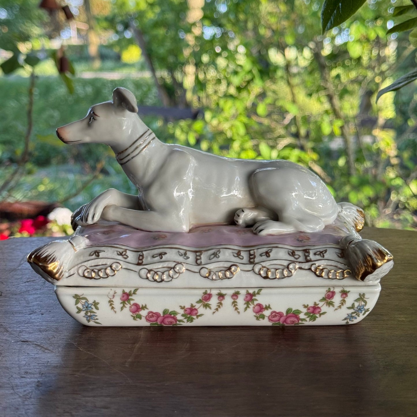 Porseleinen Sierdoos met Windhond op Kussen - The Collectionist