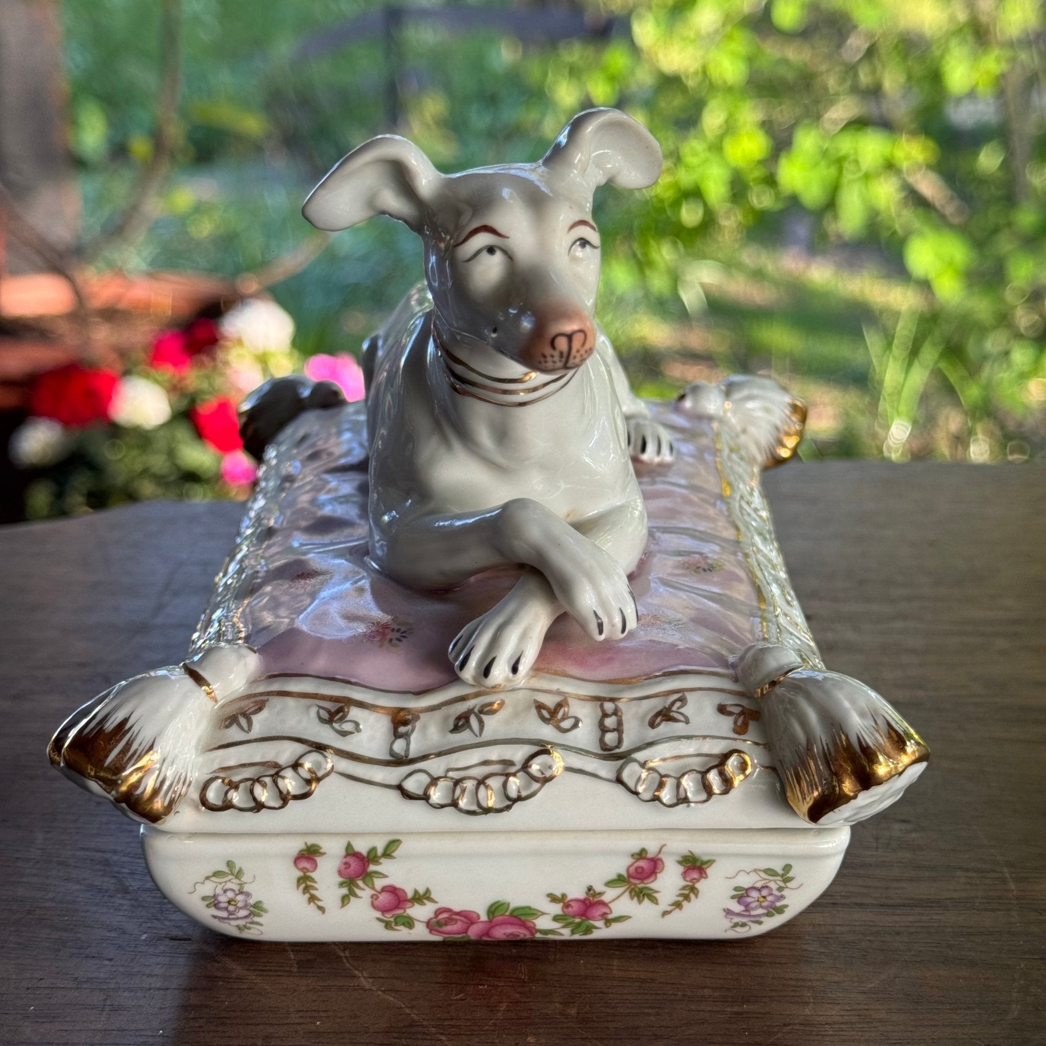 Porseleinen Sierdoos met Windhond op Kussen - The Collectionist