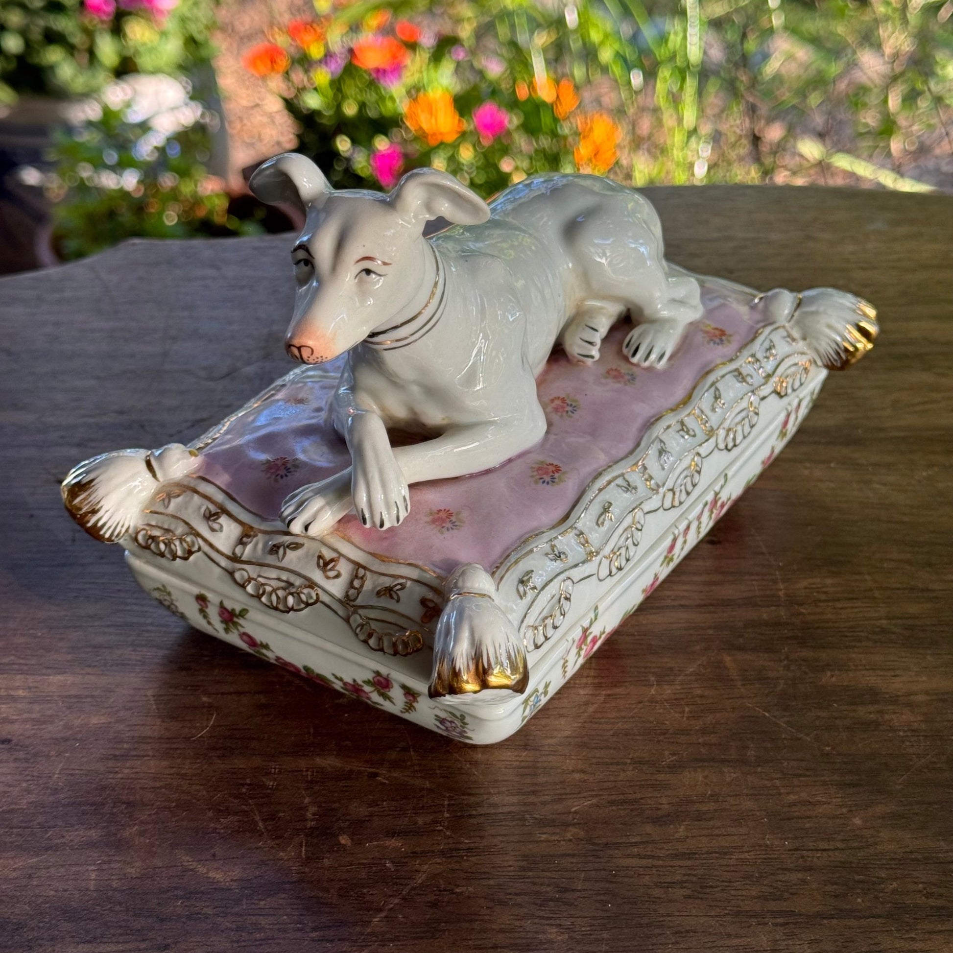 Porseleinen Sierdoos met Windhond op Kussen - The Collectionist