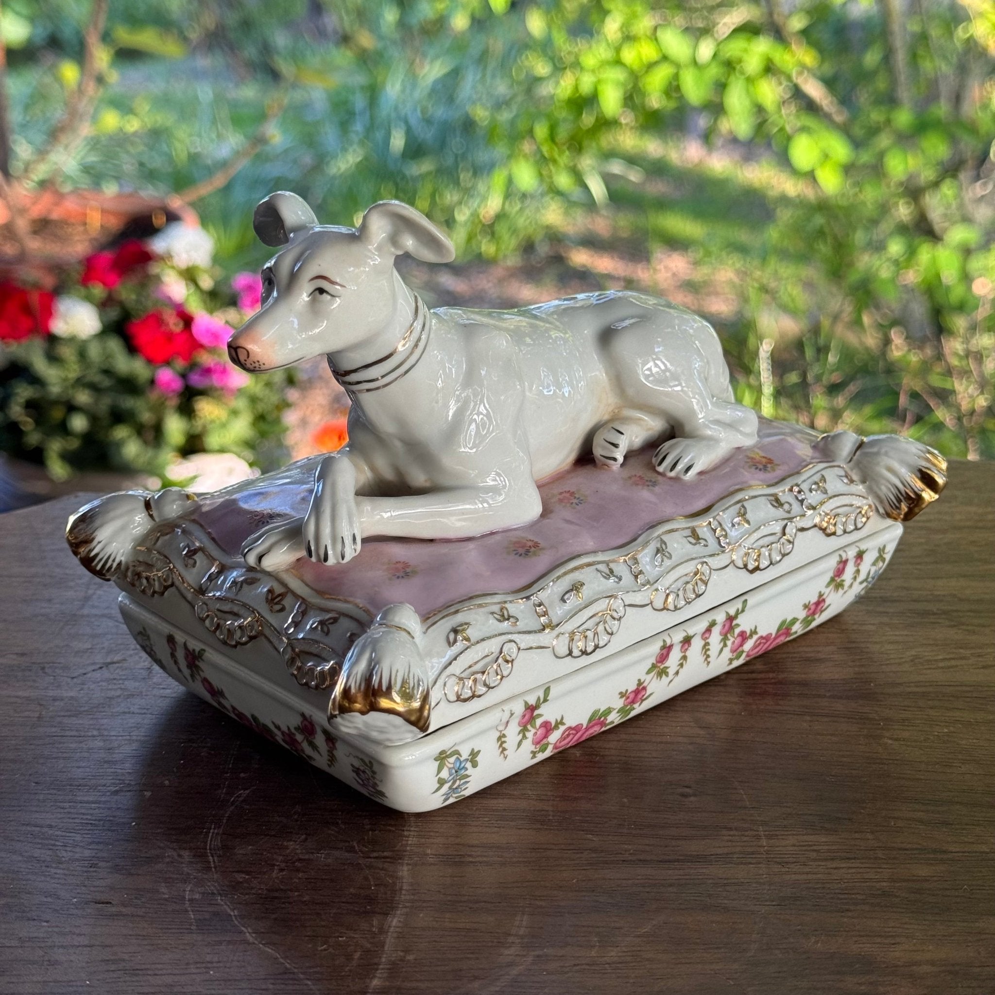 Porseleinen Sierdoos met Windhond op Kussen - The Collectionist