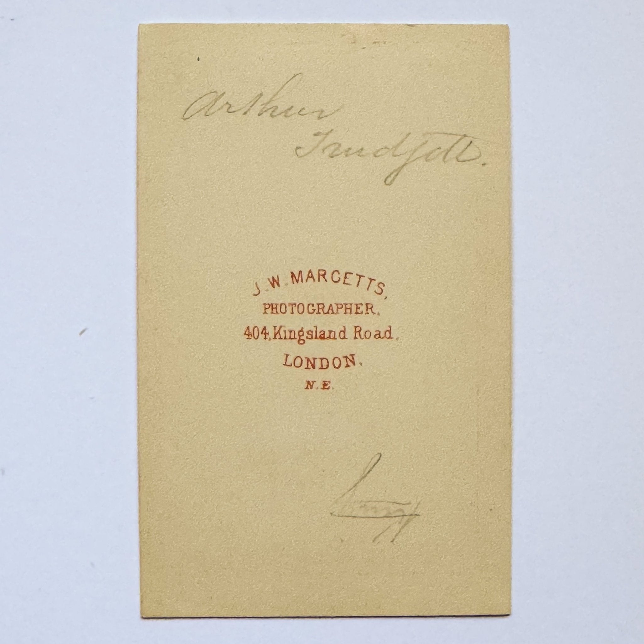 Portret van een jonge man - J.W. Margetts, Kingsland Road, Londen (ca. 1875) - The Collectionist