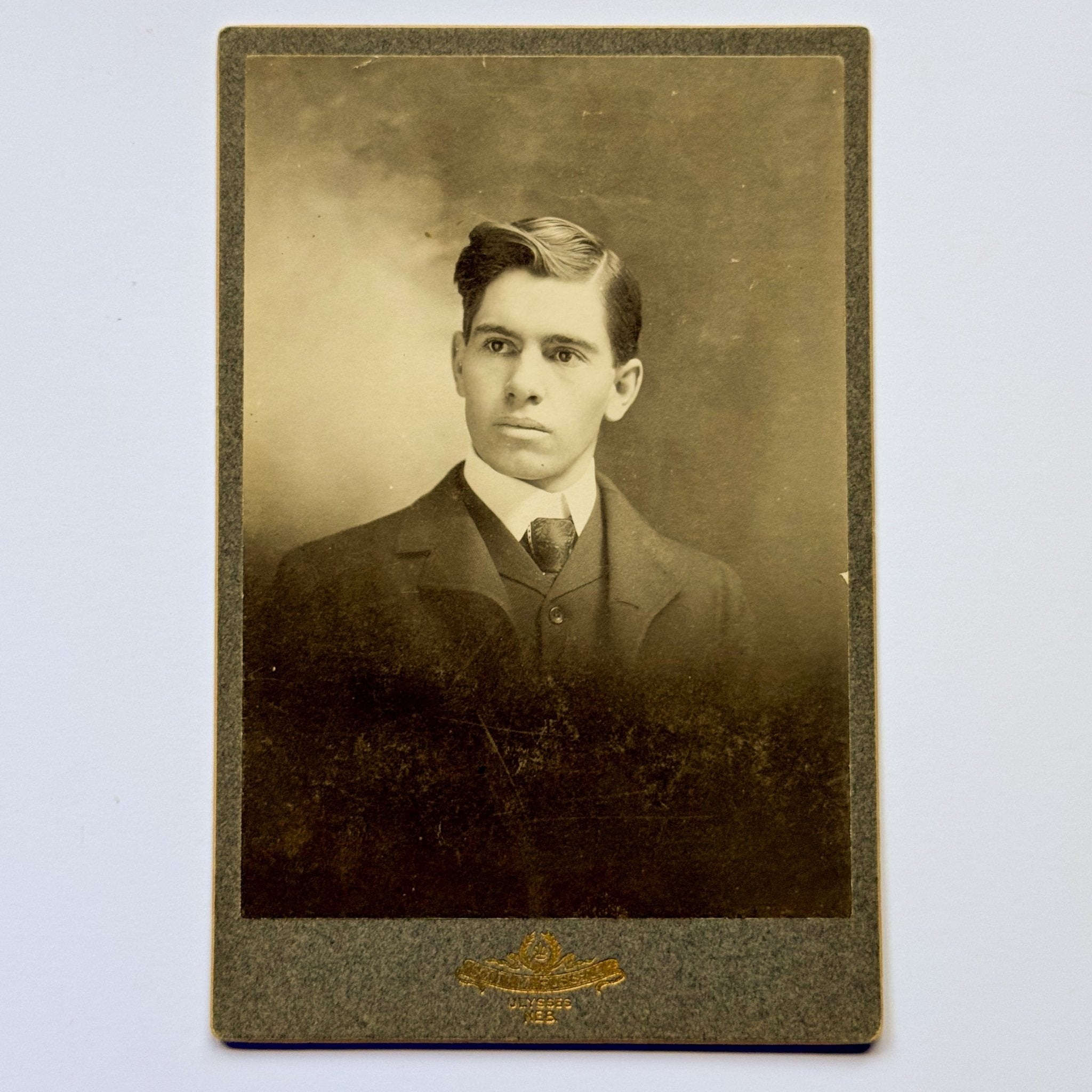 Portret van een jonge man - W.M. Russell, Ulysses NEB (ca. 1900) - The Collectionist