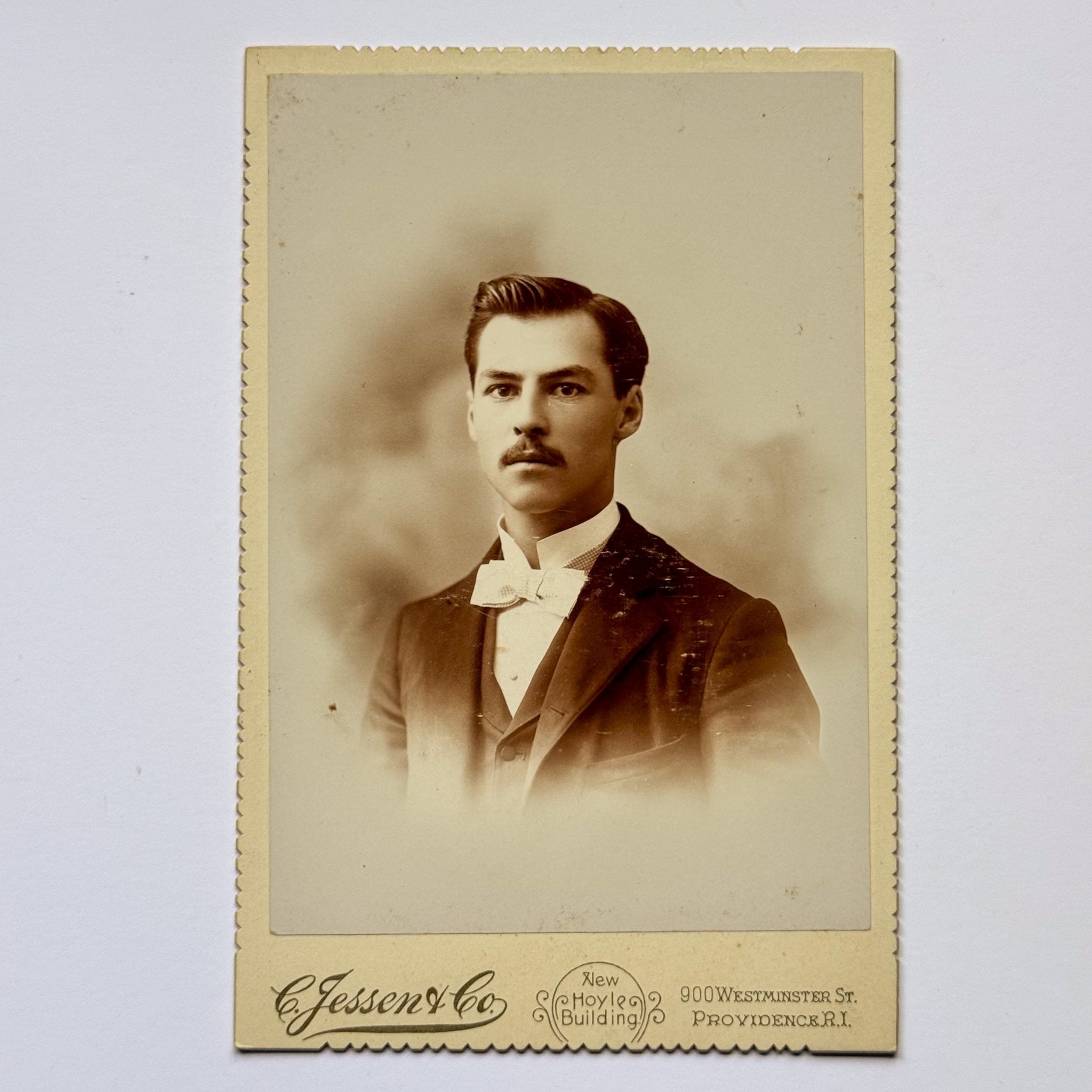 Portret van een man met snor - C. Jessen & Co, Providence (ca. 1895) - The Collectionist