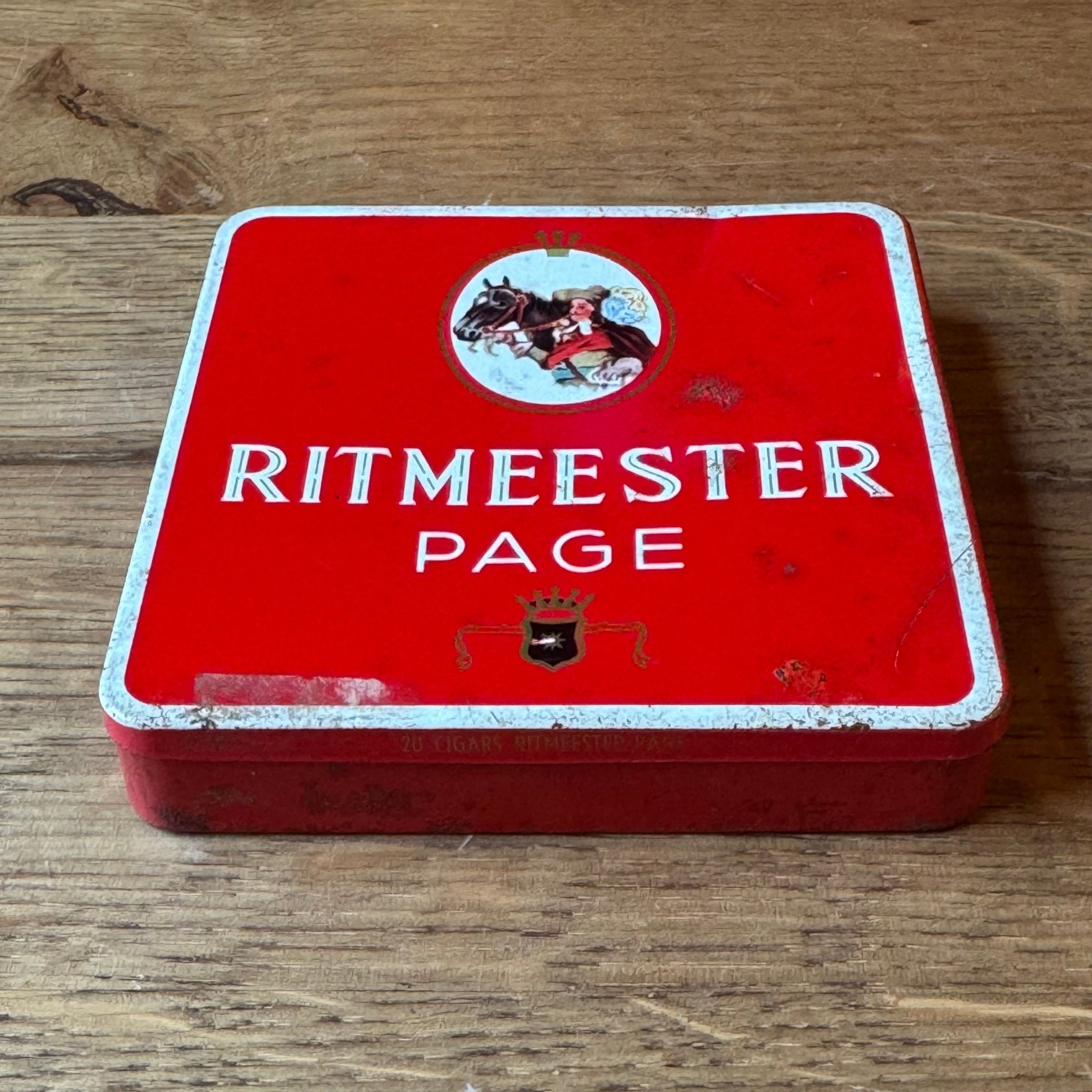 Ritmeester Page Sigarenblik – Vintage Rood Blik - The Collectionist