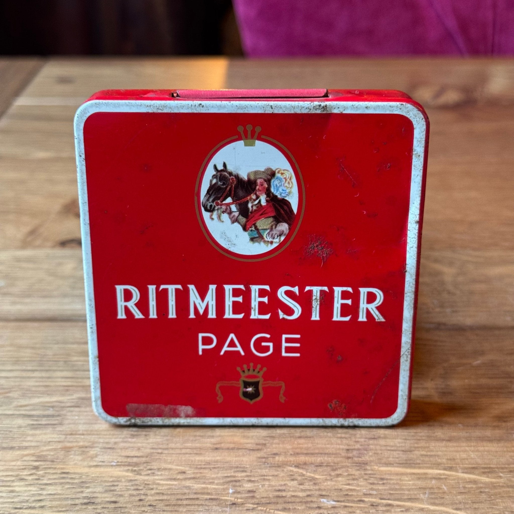 Ritmeester Page Sigarenblik – Vintage Rood Blik - The Collectionist