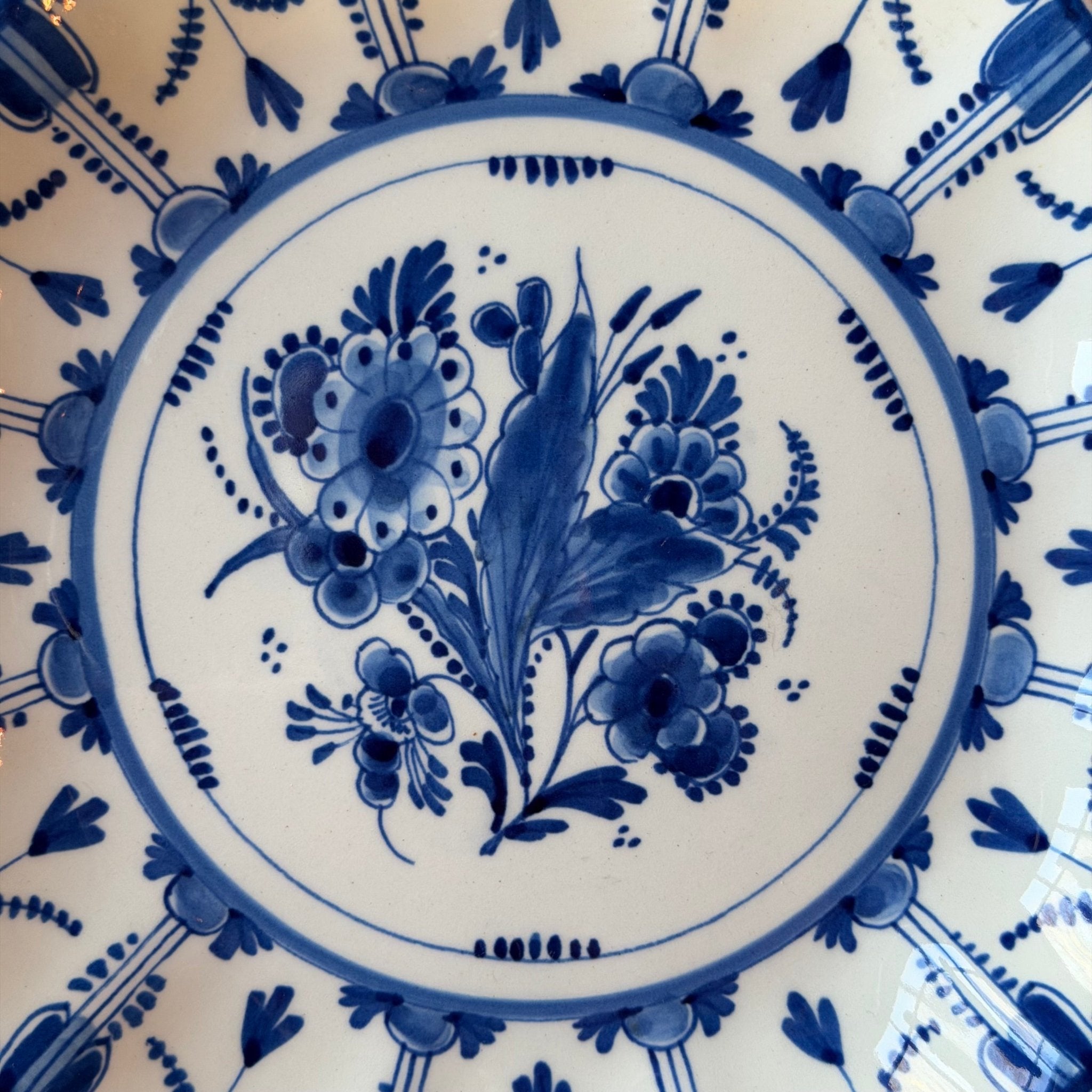 Royal Delft Wandbord – Handbeschilderd Blauw - Wit Bloemmotief – De Porceleyne Fles - The Collectionist