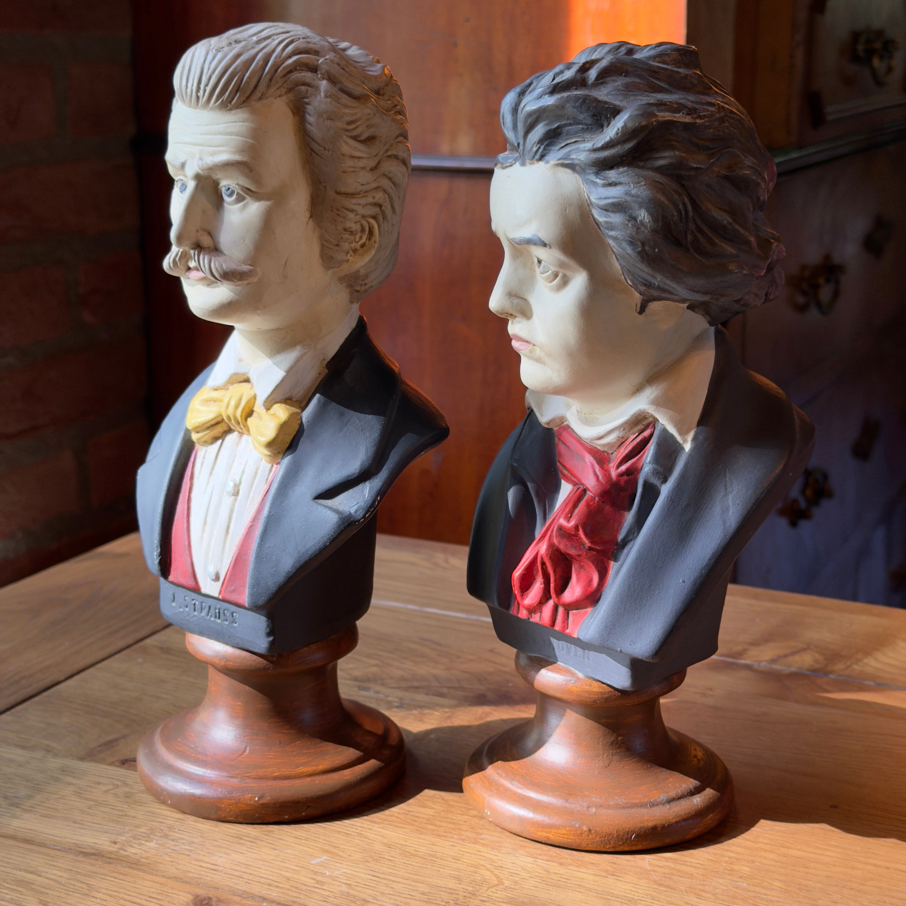 Set gipsen bustes Beethoven en Strauss beschilderd 20e eeuw