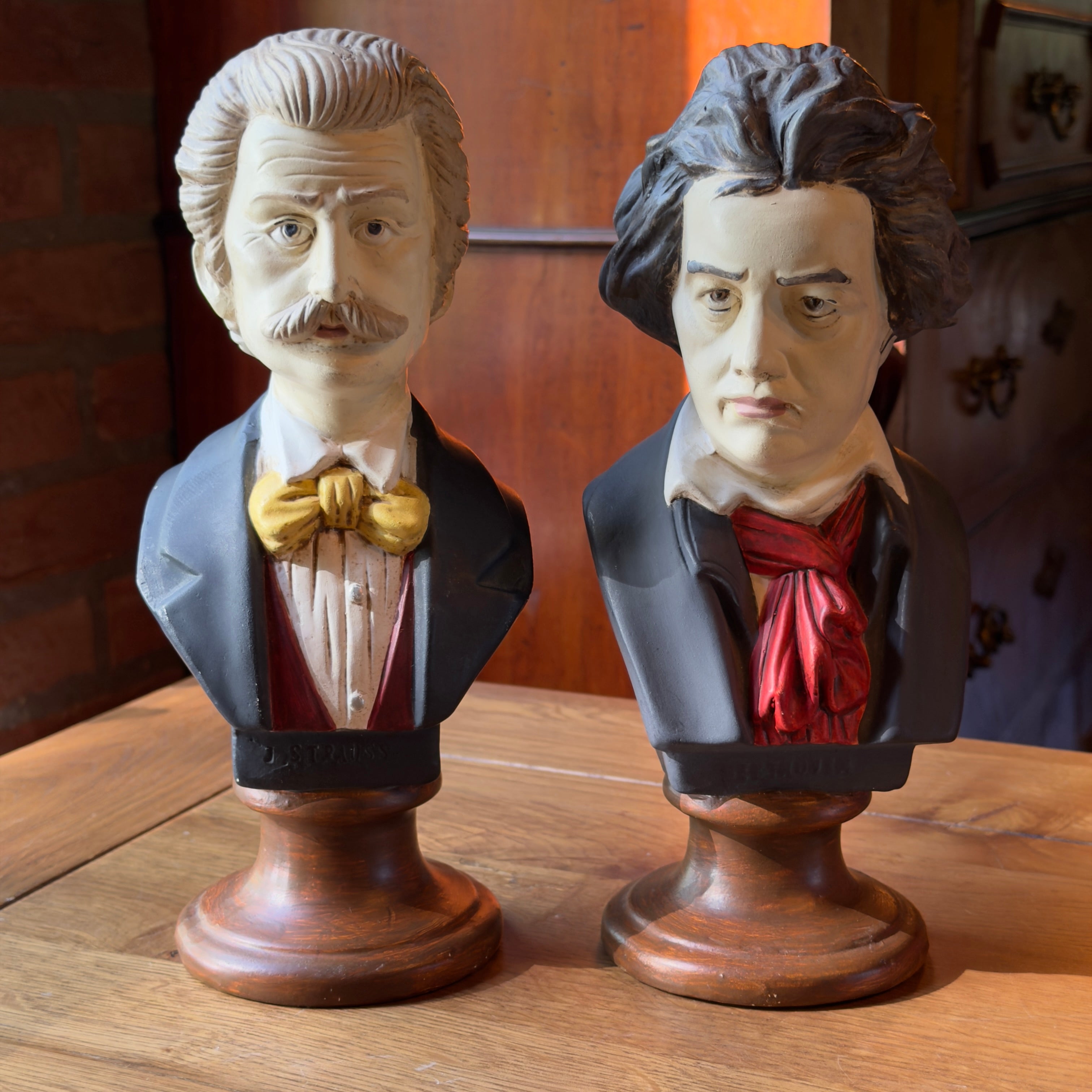 Set gipsen bustes Beethoven en Strauss beschilderd 20e eeuw