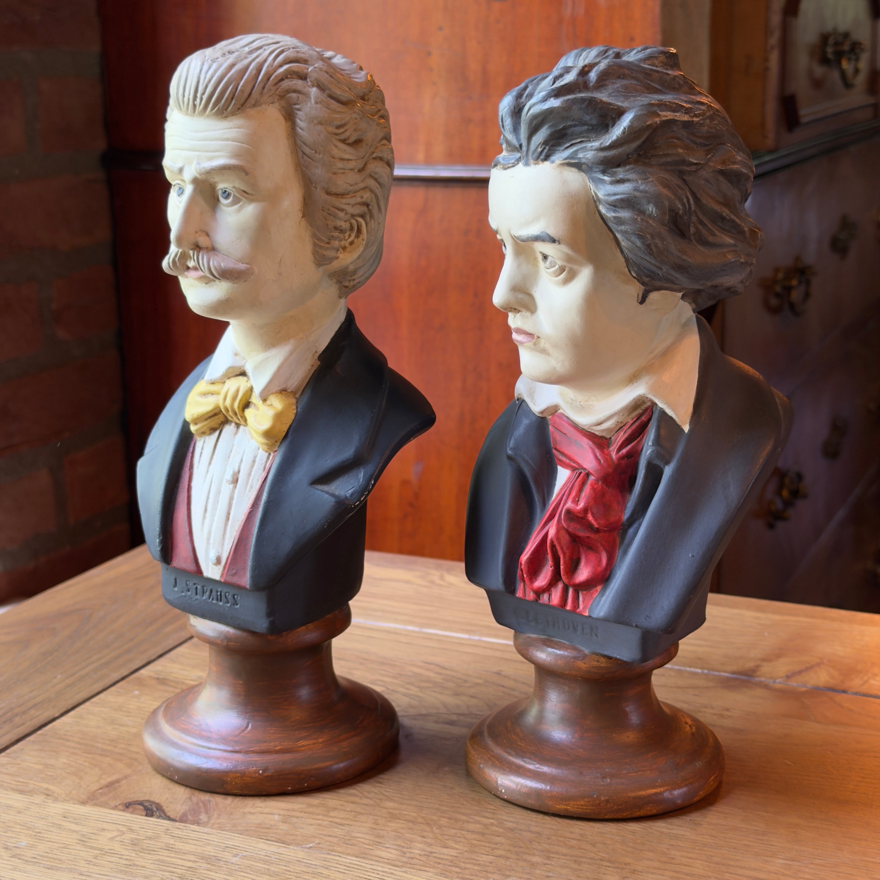 Set van twee beschilderde gipsen bustes Johann Strauss en Ludwig van Beethoven op houtkleurige ronde voet, twintigste eeuw
