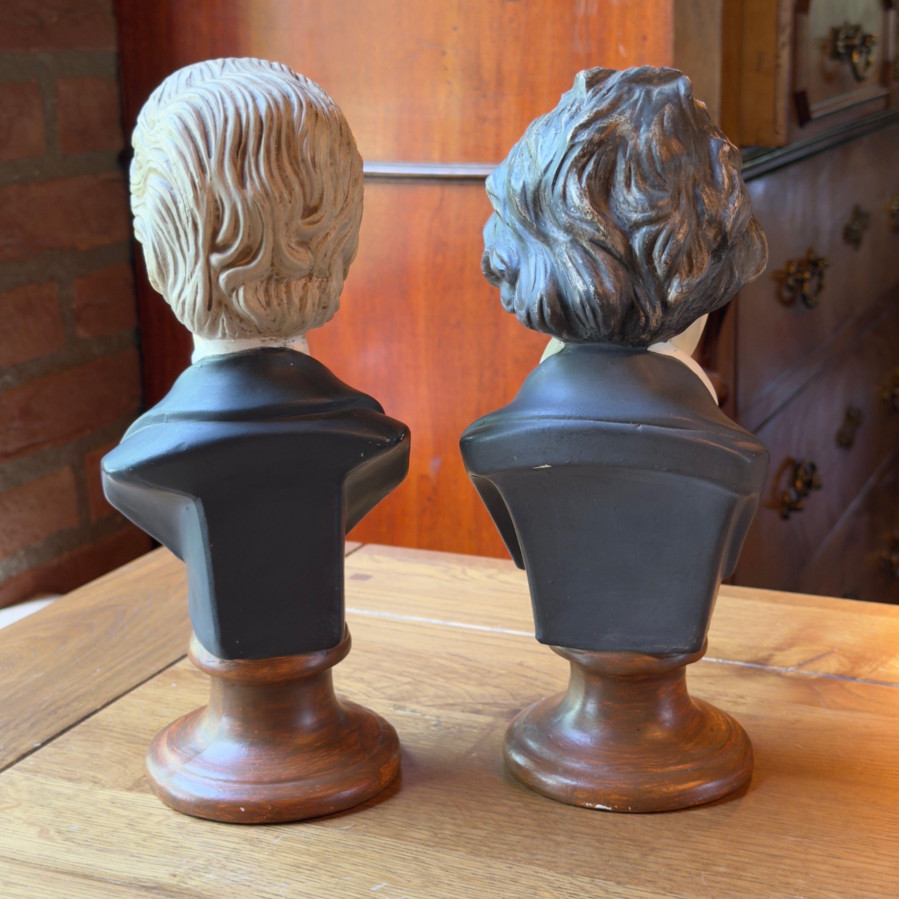 Set van twee beschilderde gipsen bustes Johann Strauss en Ludwig van Beethoven op houtkleurige ronde voet, twintigste eeuw