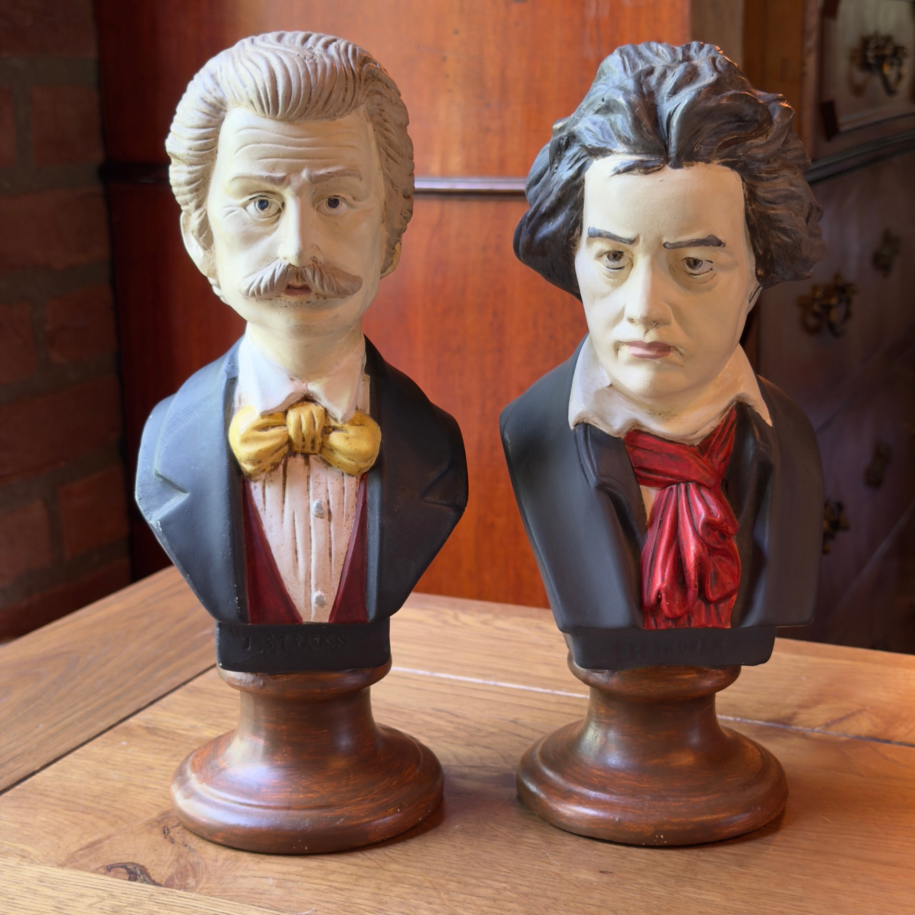 Set van twee beschilderde gipsen bustes Johann Strauss en Ludwig van Beethoven op houtkleurige ronde voet, twintigste eeuw