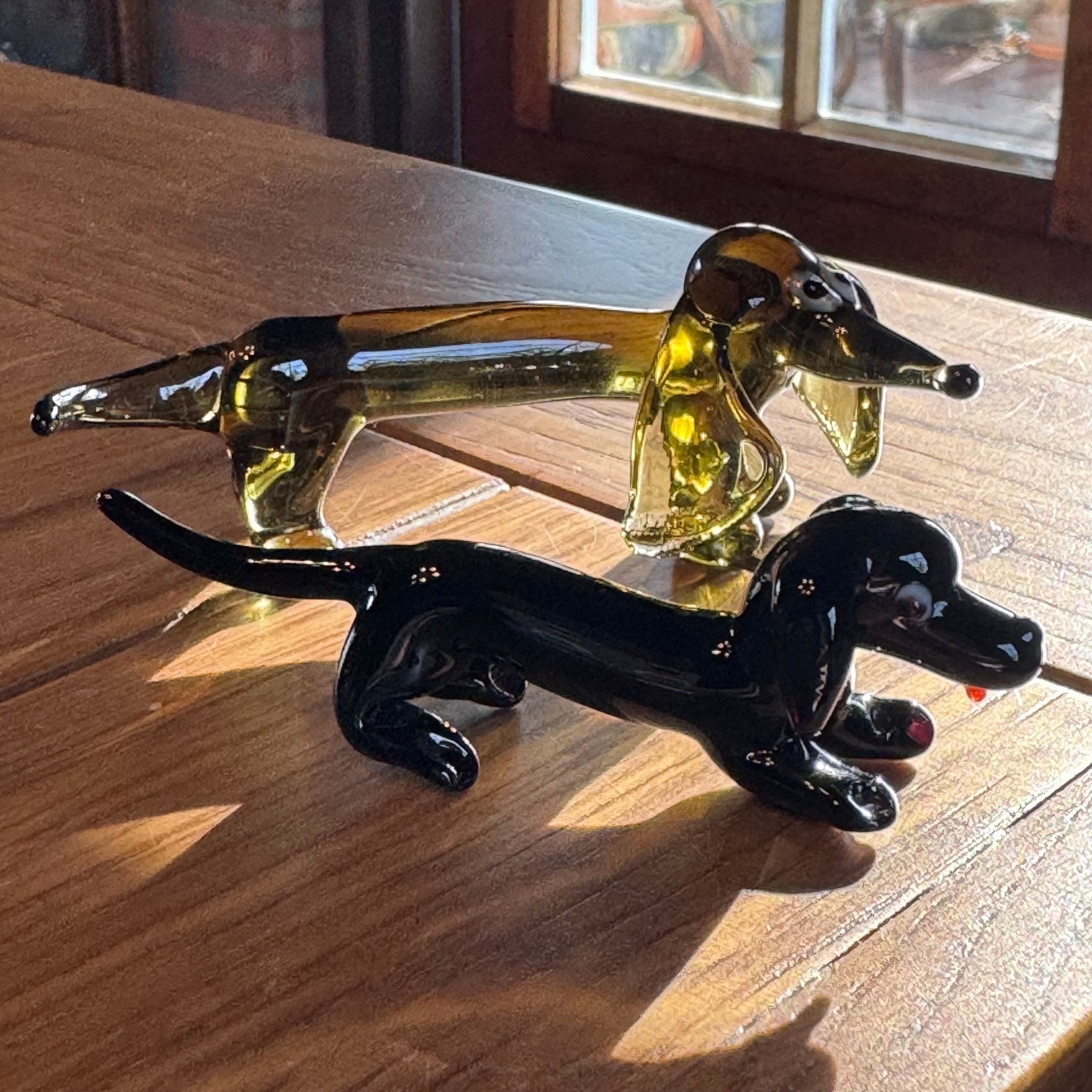 Set van 2 glazen teckels – handgeblazen Murano stijl – zwart en amberkleurig - The Collectionist