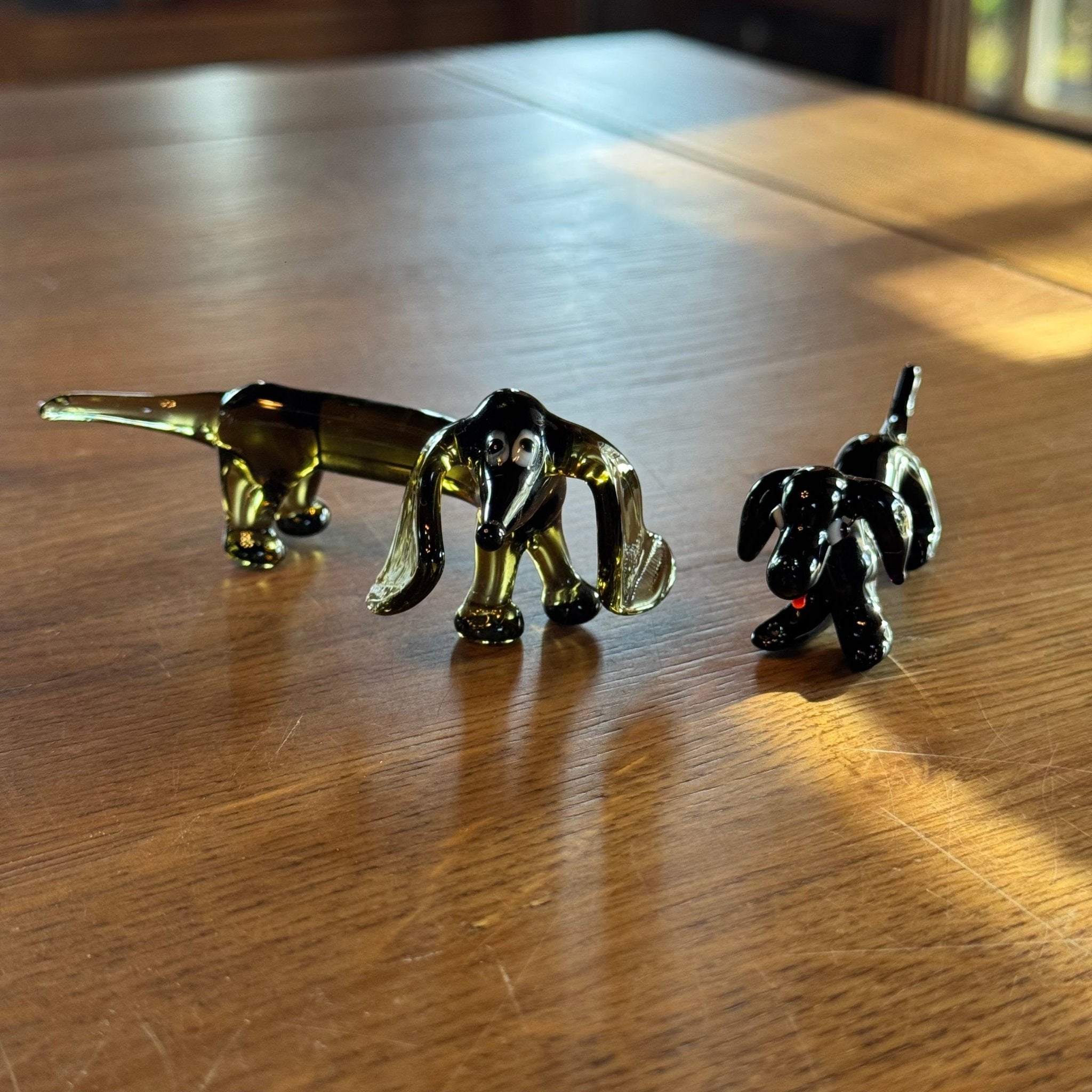 Set van 2 glazen teckels – handgeblazen Murano stijl – zwart en amberkleurig - The Collectionist