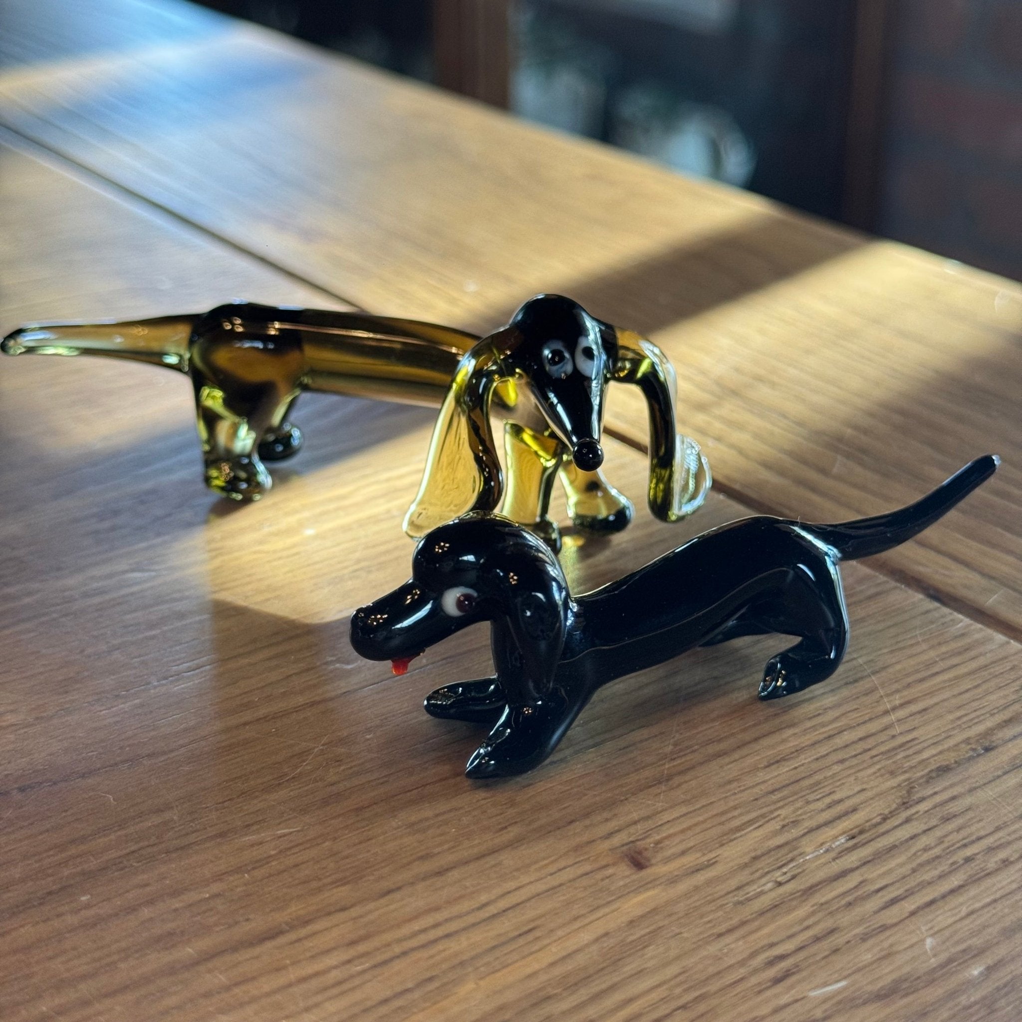 Set van 2 glazen teckels – handgeblazen Murano stijl – zwart en amberkleurig - The Collectionist