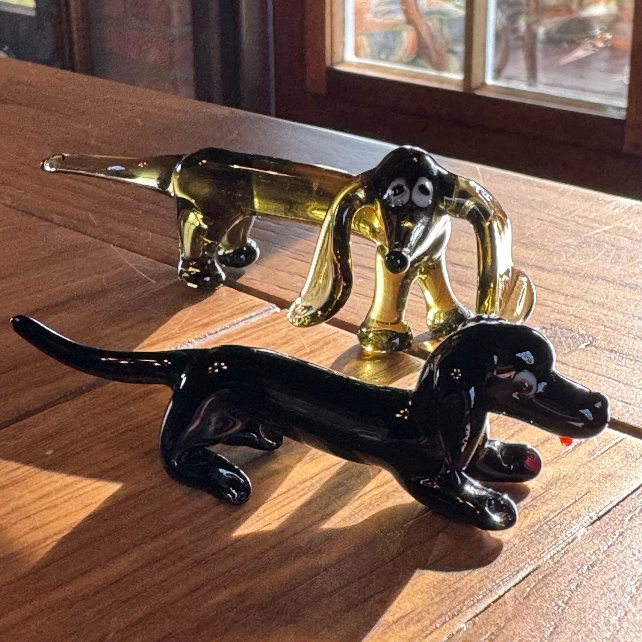 Set van 2 glazen teckels – handgeblazen Murano stijl – zwart en amberkleurig - The Collectionist