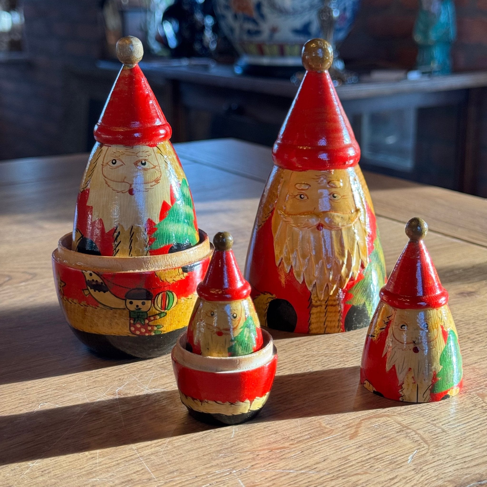 Set van 4 houten kerstdorpen Matroesjka kerstmannen – handbeschilderd - The Collectionist