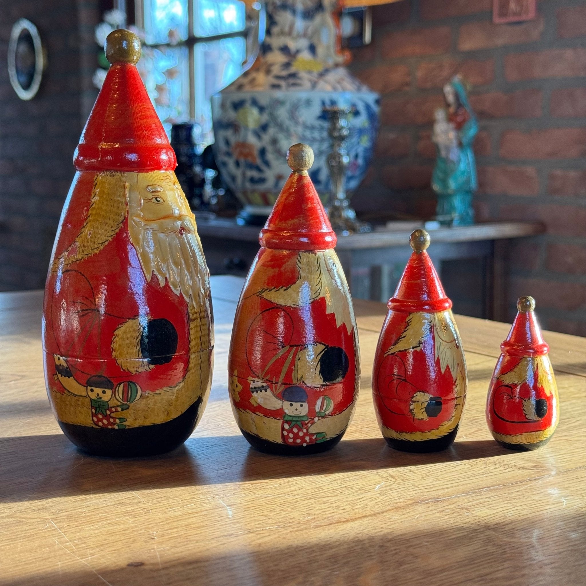 Set van 4 houten kerstdorpen Matroesjka kerstmannen – handbeschilderd - The Collectionist