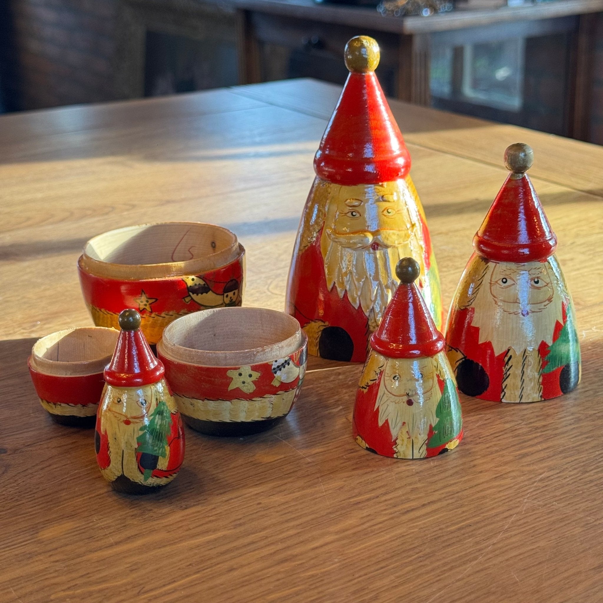 Set van 4 houten kerstdorpen Matroesjka kerstmannen – handbeschilderd - The Collectionist