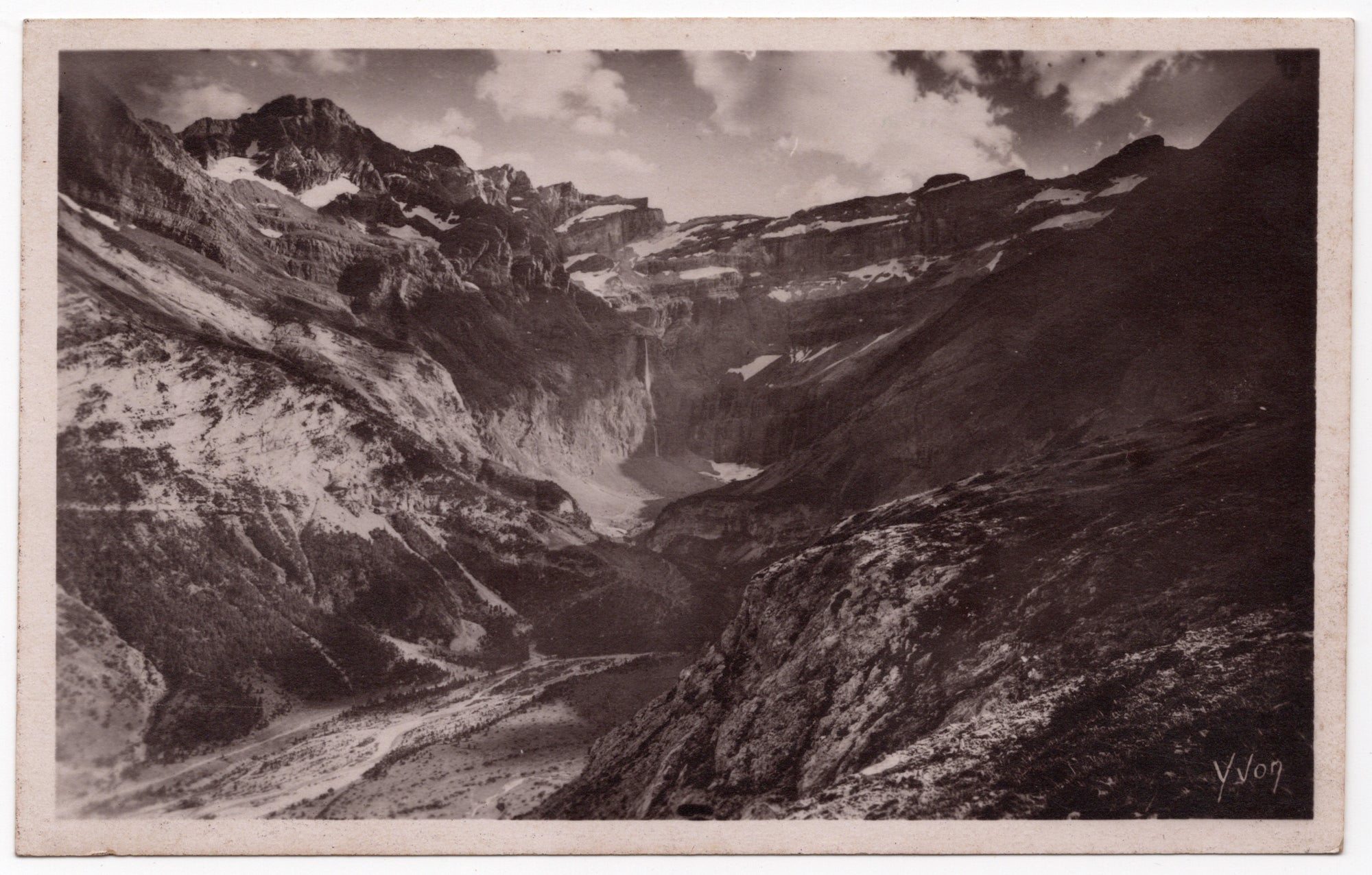 Franse ansichtkaart jaren twintig of dertig, zwart-wit lichtdruk Cirque de Gavarnie met Grande Cascade in de Pyreneeën, uitgave Yvon Parijs serie La Douce France