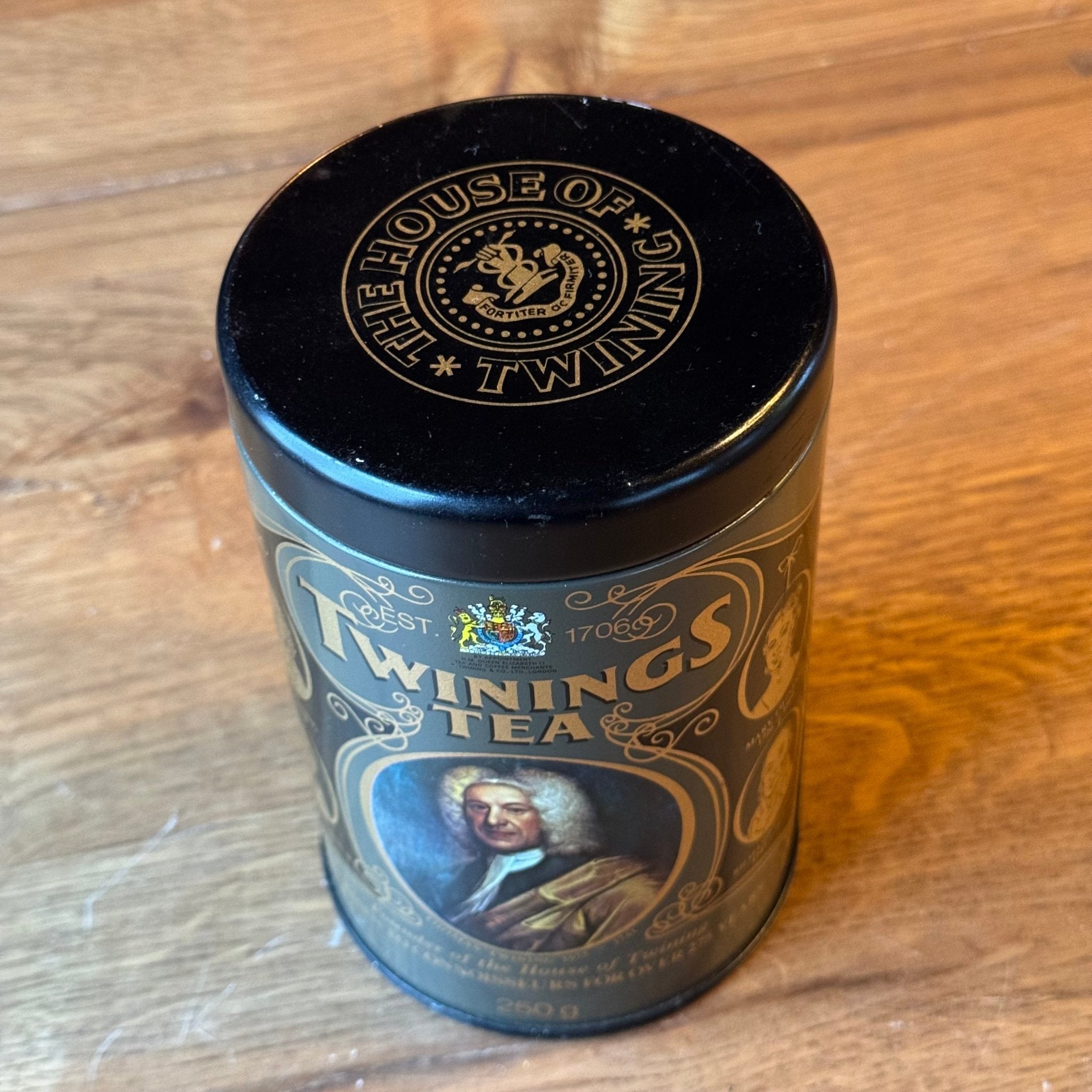 Twinings Tea rond blik met portretdecoratie – 250 g - The Collectionist
