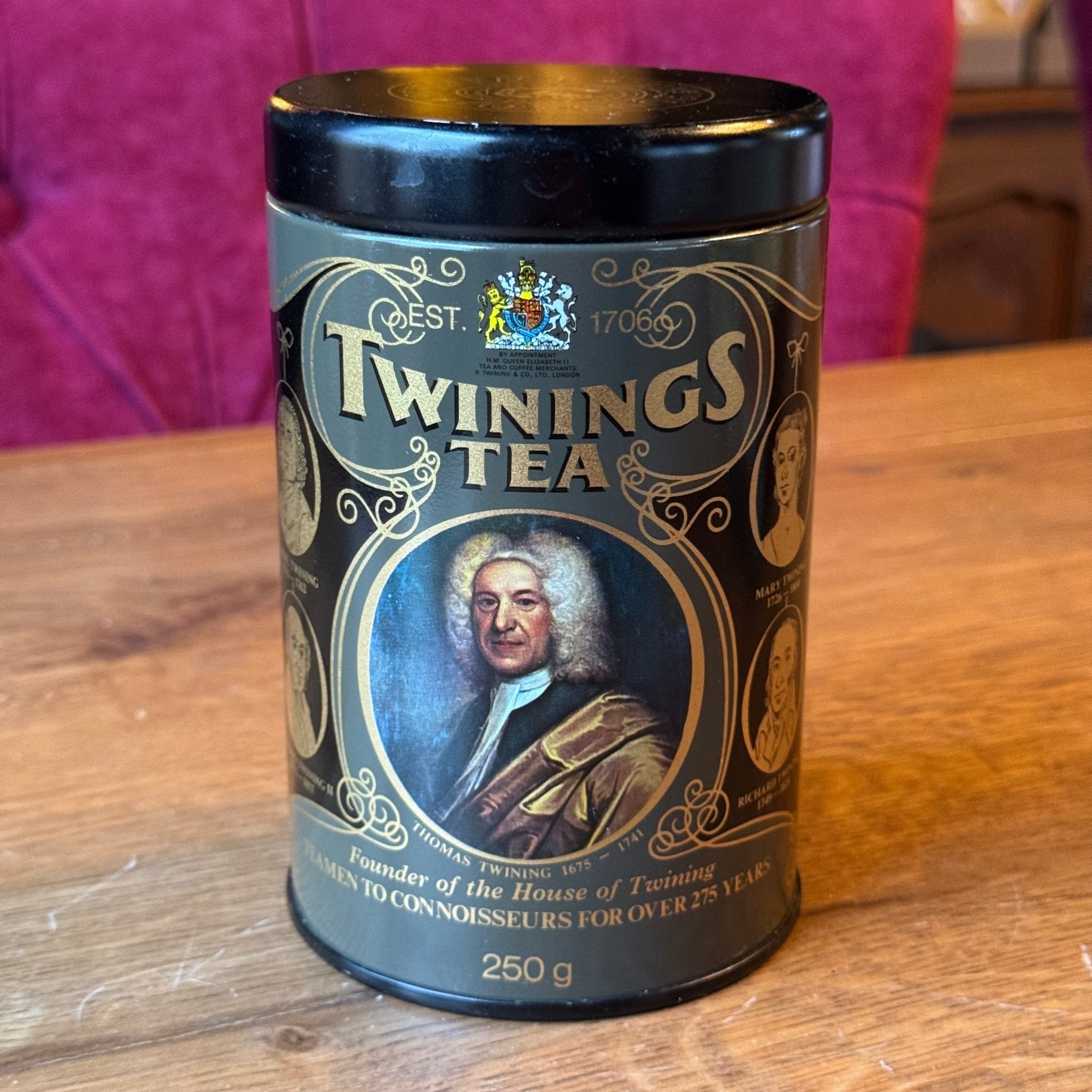 Twinings Tea rond blik met portretdecoratie – 250 g - The Collectionist