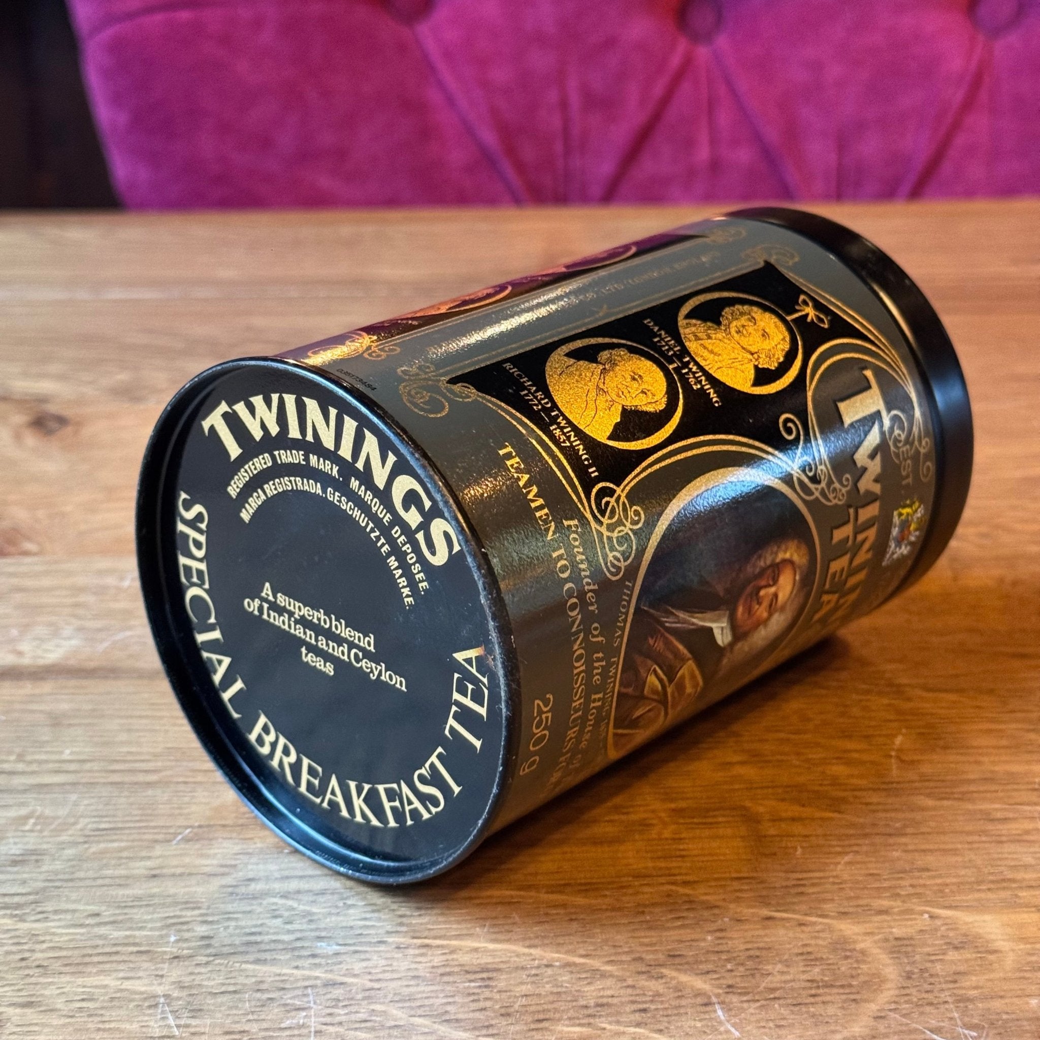 Twinings Tea rond blik met portretdecoratie – 250 g - The Collectionist