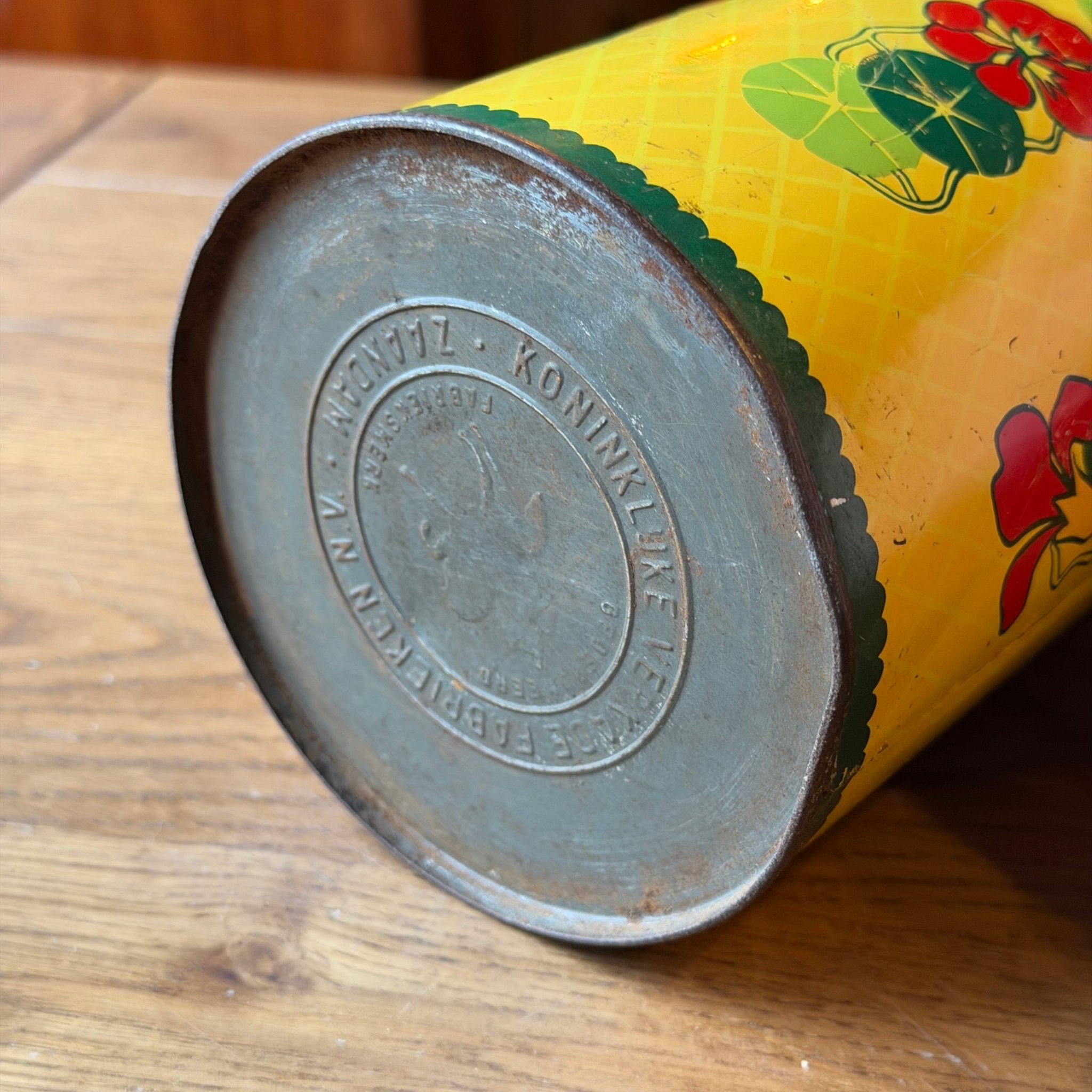 Verkade voorraadblik met bloemenpatroon – geel met groene en rode accenten - The Collectionist