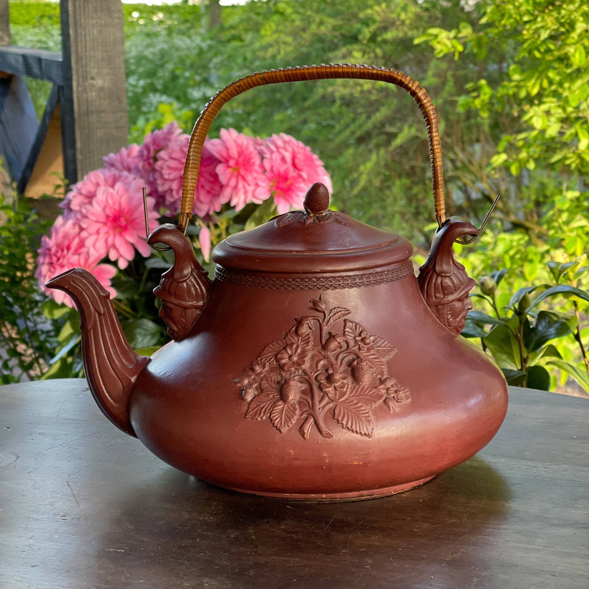 Victoriaanse ‘Strawberry Relief’ theepot – Engeland, ca. 1880–1910 - The Collectionist