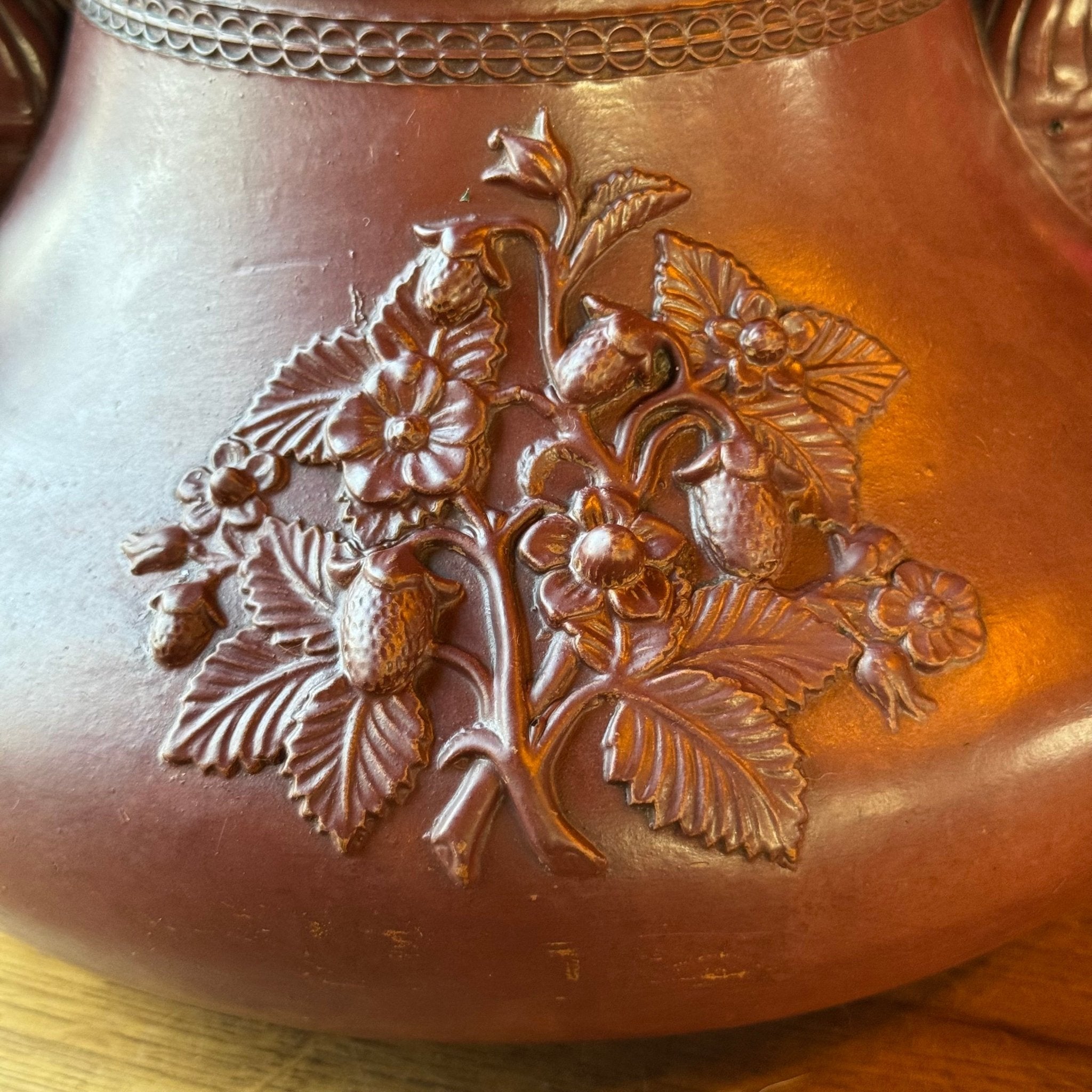 Victoriaanse ‘Strawberry Relief’ theepot – Engeland, ca. 1880–1910 - The Collectionist