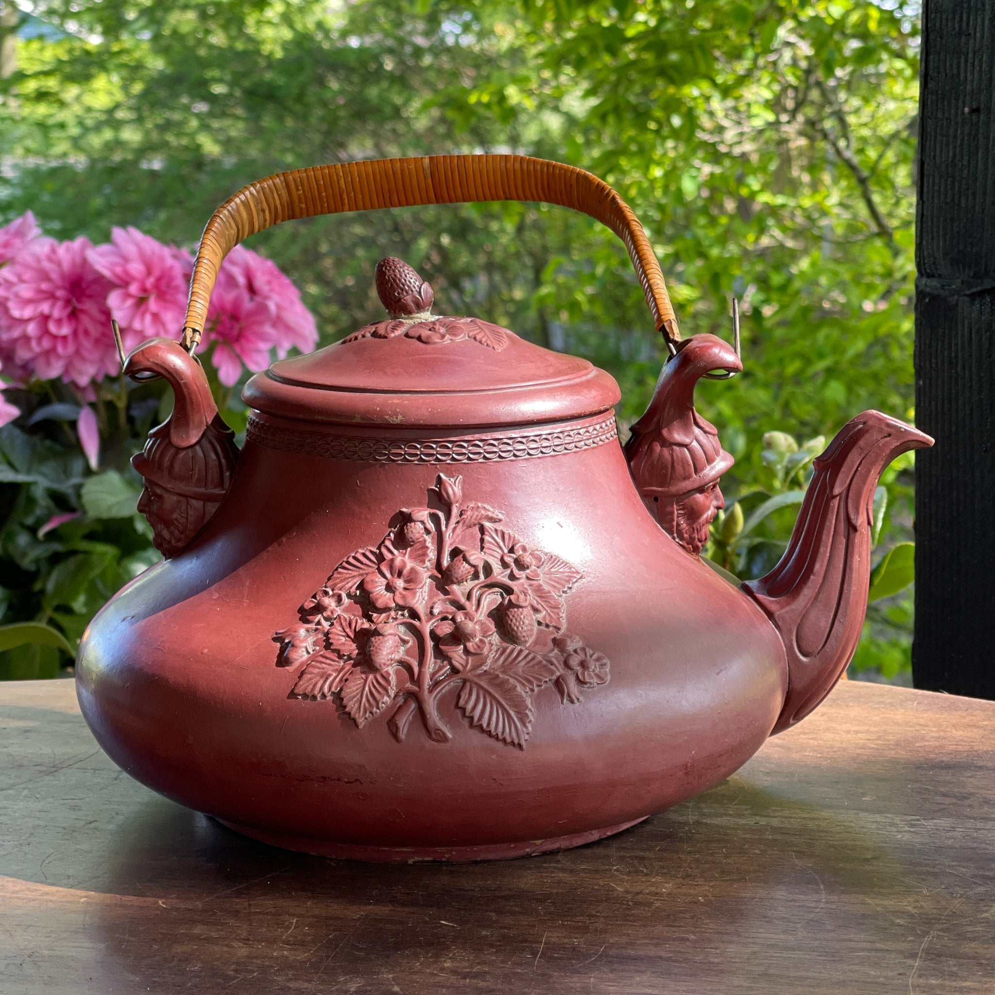 Victoriaanse ‘Strawberry Relief’ theepot – Engeland, ca. 1880–1910 - The Collectionist