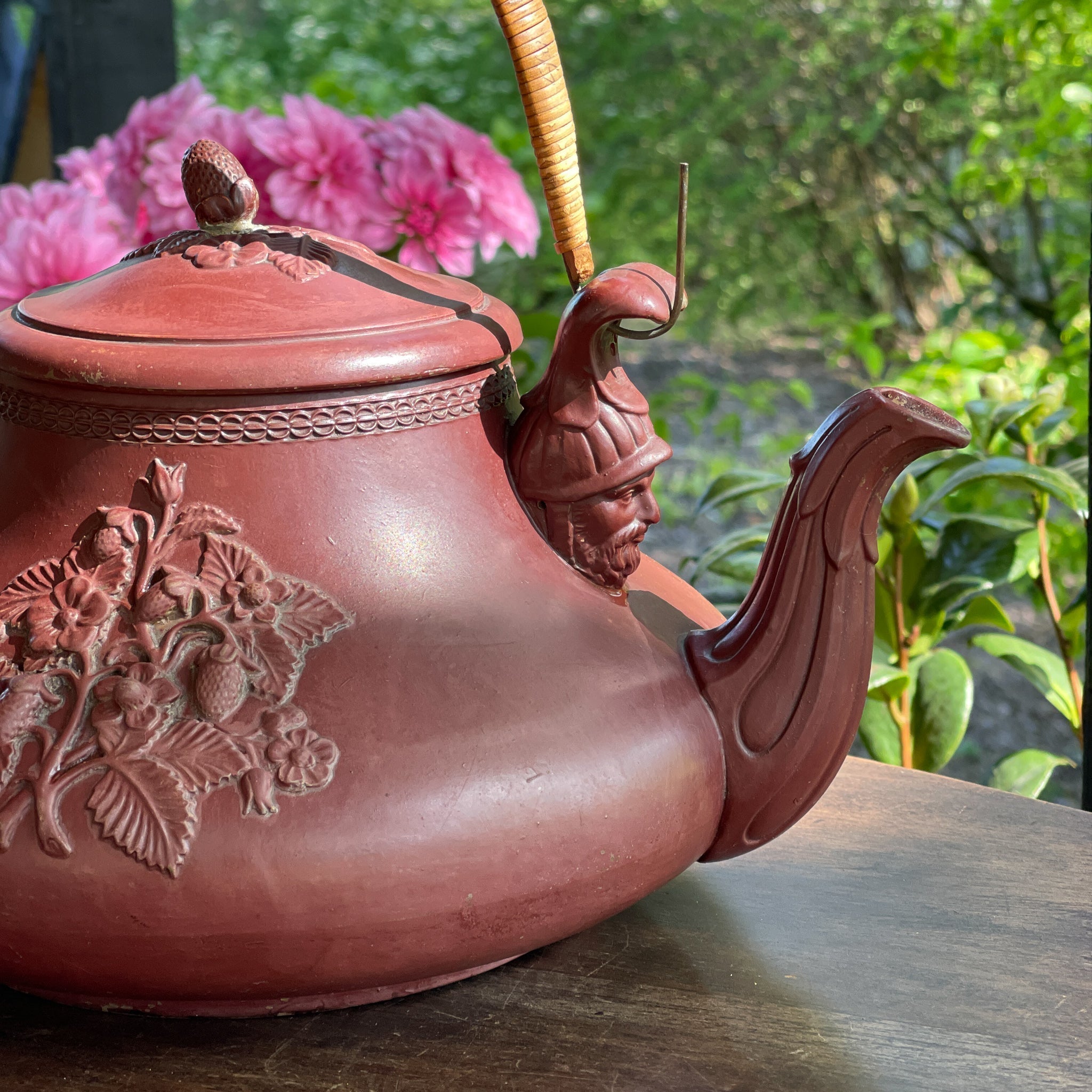 Victoriaanse ‘Strawberry Relief’ theepot – Engeland, ca. 1880–1910 - The Collectionist