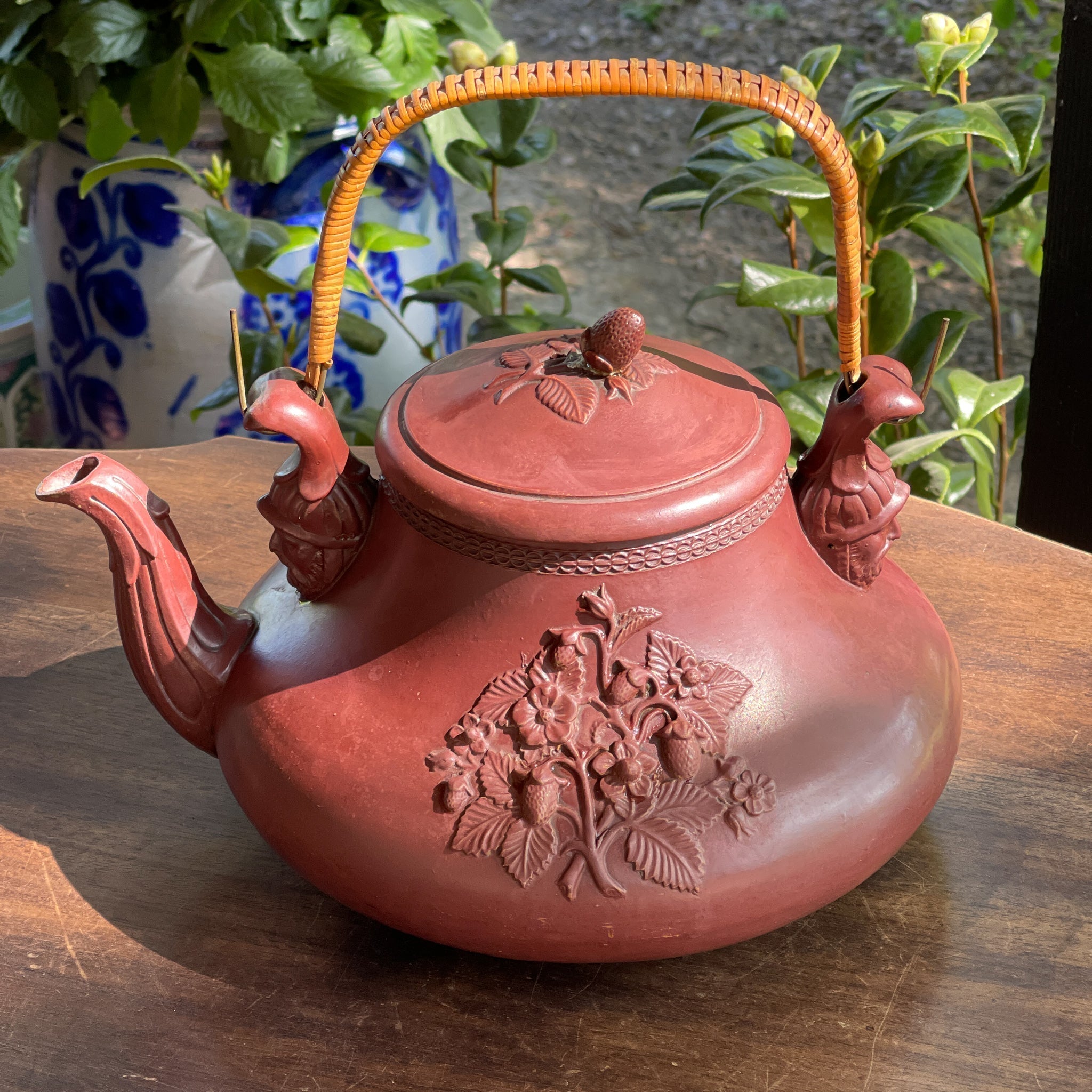 Victoriaanse ‘Strawberry Relief’ theepot – Engeland, ca. 1880–1910 - The Collectionist