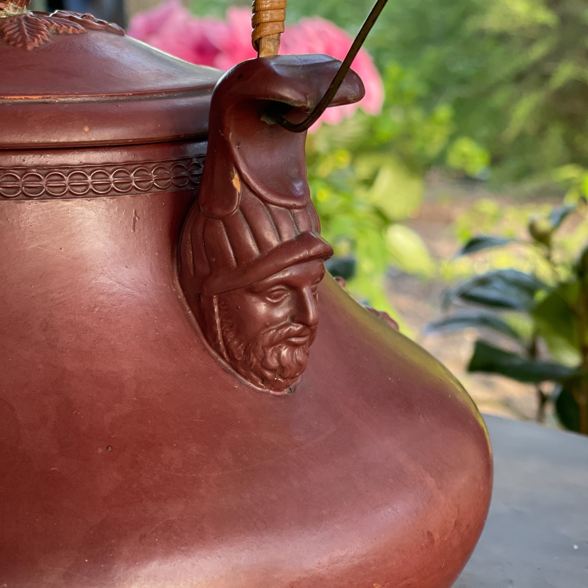 Victoriaanse ‘Strawberry Relief’ theepot – Engeland, ca. 1880–1910 - The Collectionist