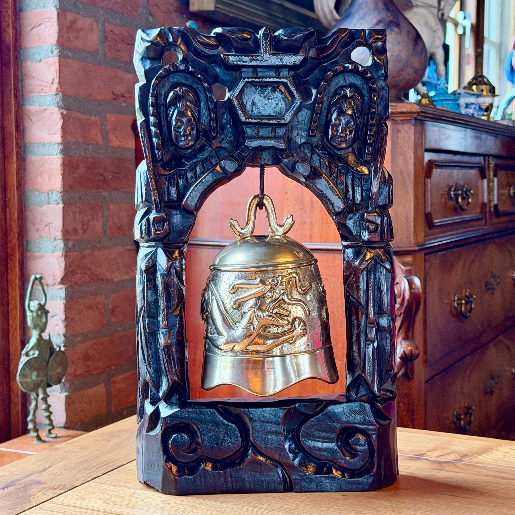 Vintage Balinese Tempelbel met Naga Draak in Ebbenhouten Standaard – 38 cm - The Collectionist
