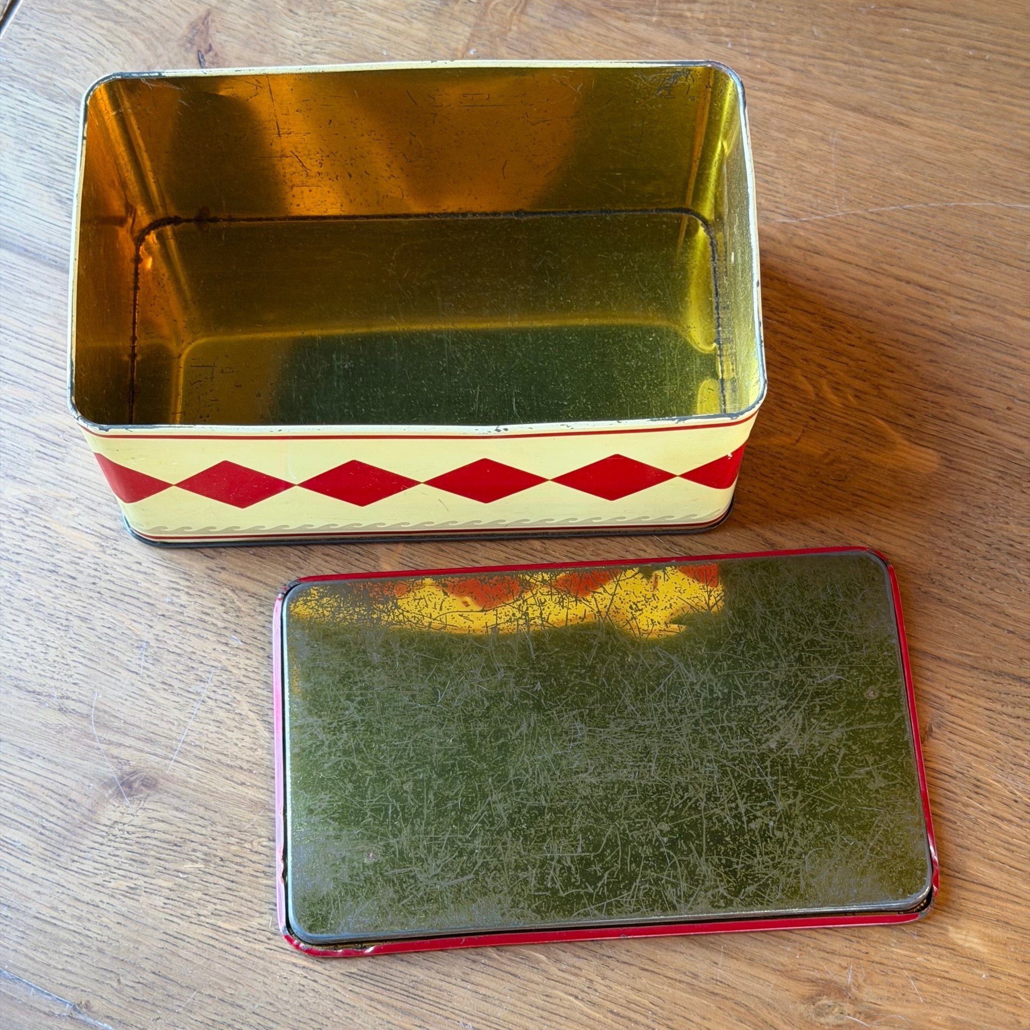 Vintage Bolletje Beschuitblik met Bakkertje – Rood Crème Retro Koekblik Jaren 60