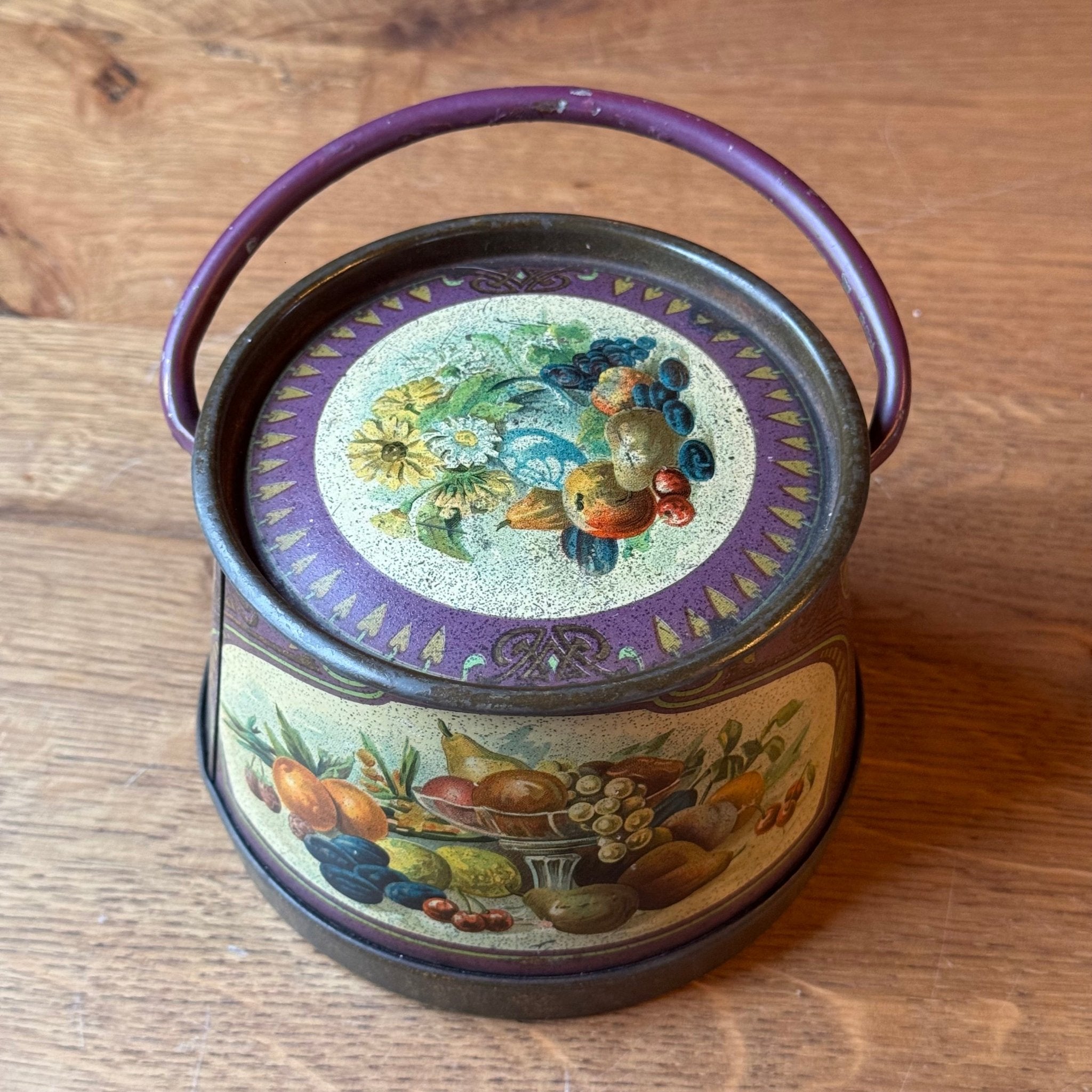 Vintage Engels Blikje met Hengsel - Fruit Stilleven & Paars (Jaren '50) - The Collectionist