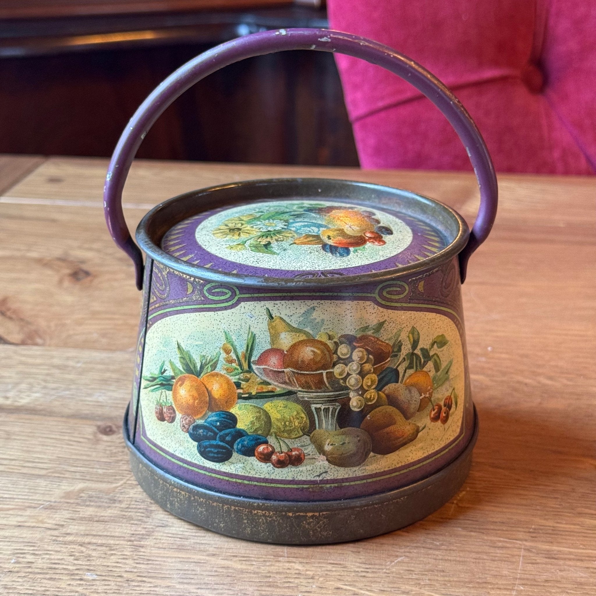 Vintage Engels Blikje met Hengsel - Fruit Stilleven & Paars (Jaren '50) - The Collectionist