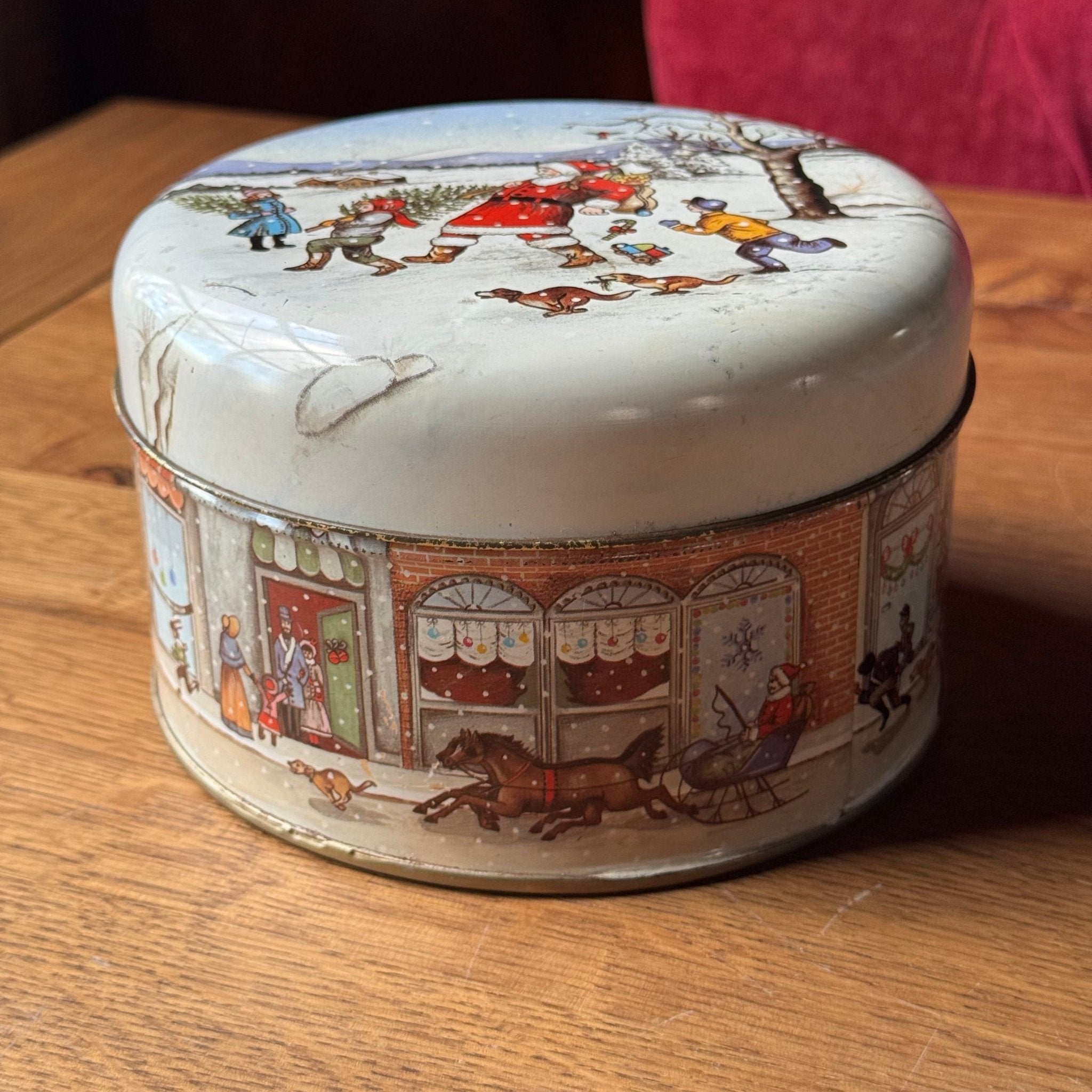 Vintage Kerstblik – Grote Ronde Koektrommel met Dickens - stijl Illustraties - The Collectionist