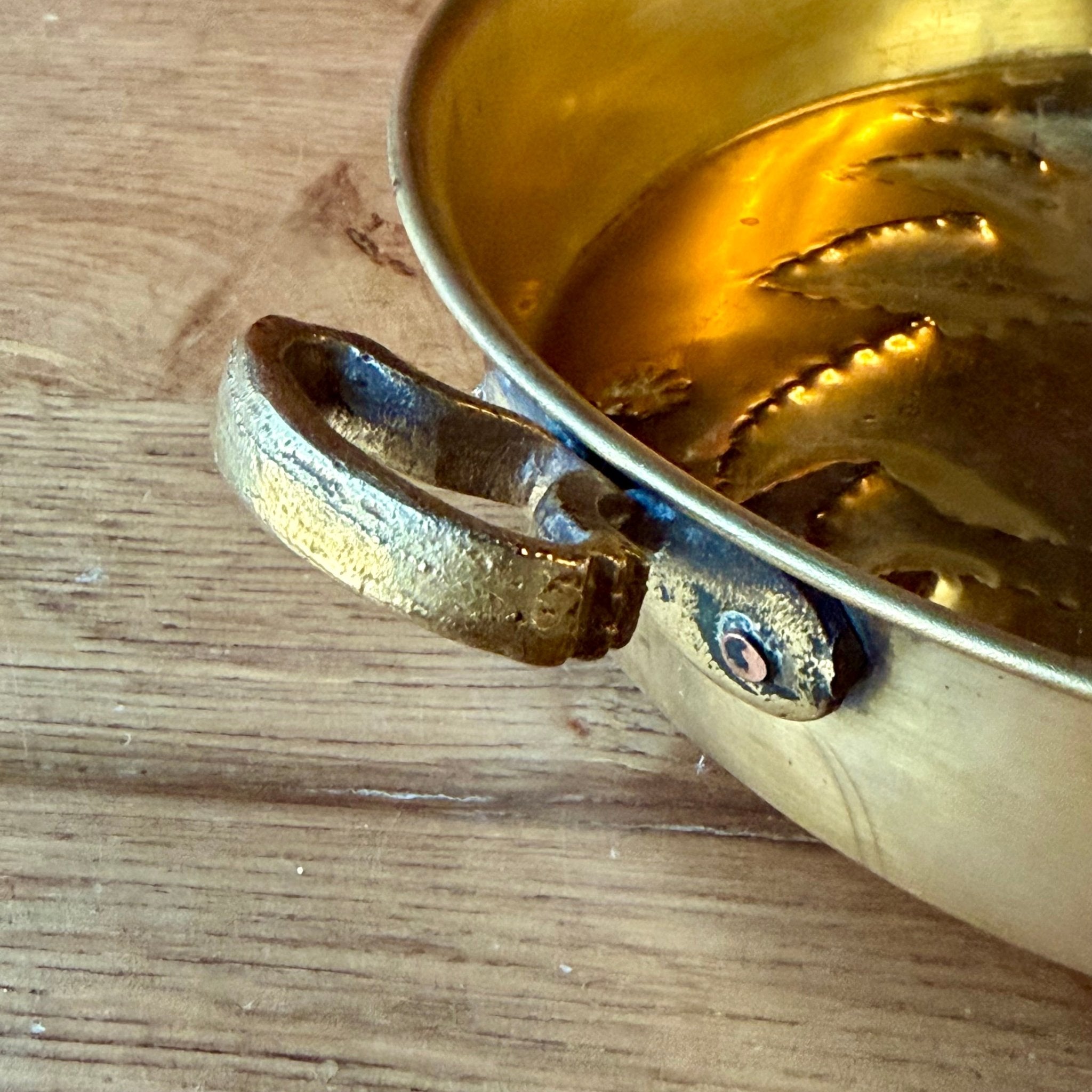 Vintage Messing (Geelkoper) Wand - of Sierpan met Handgedreven Bladmotief – ca. 1930–1950 - The Collectionist