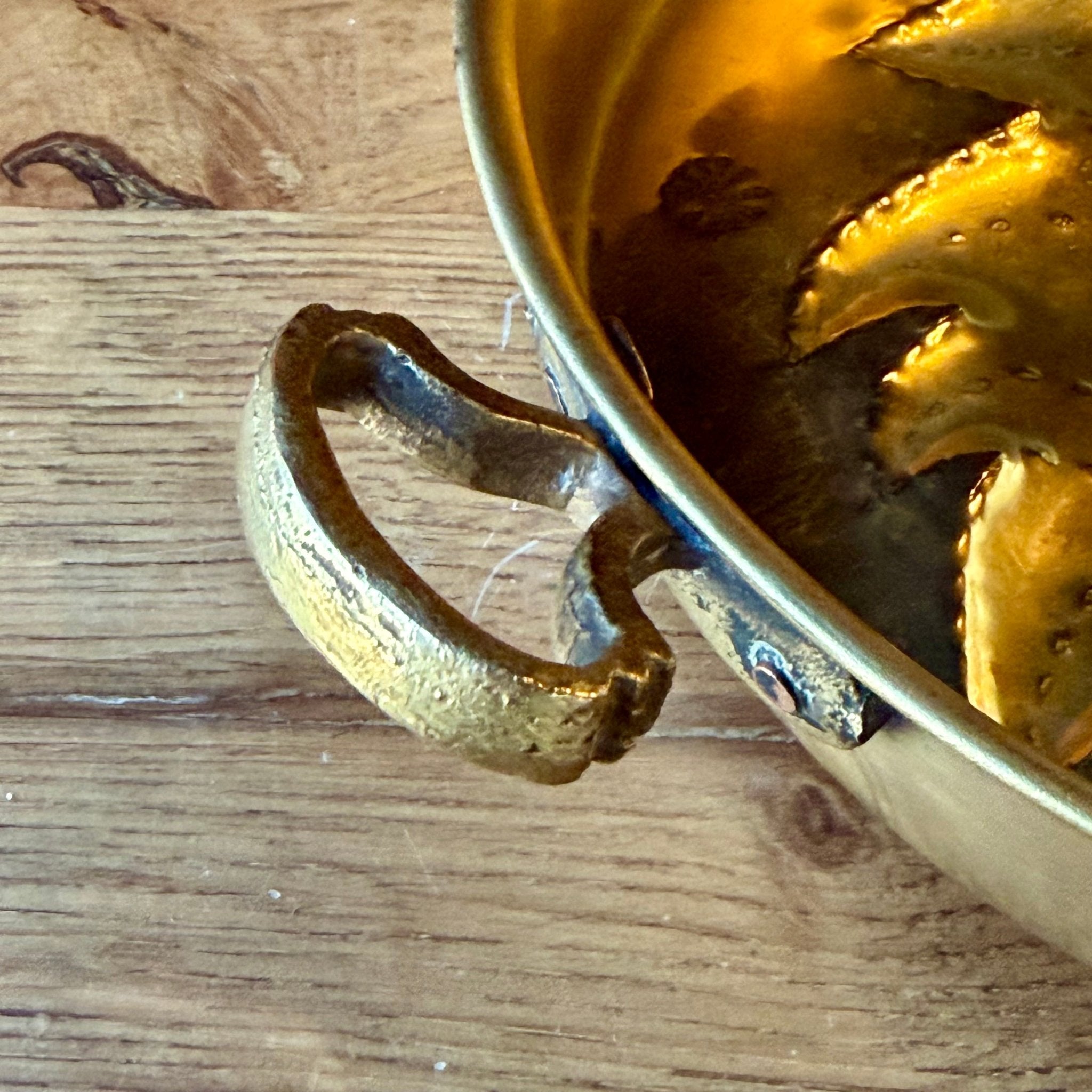 Vintage Messing (Geelkoper) Wand - of Sierpan met Handgedreven Bladmotief – ca. 1930–1950 - The Collectionist