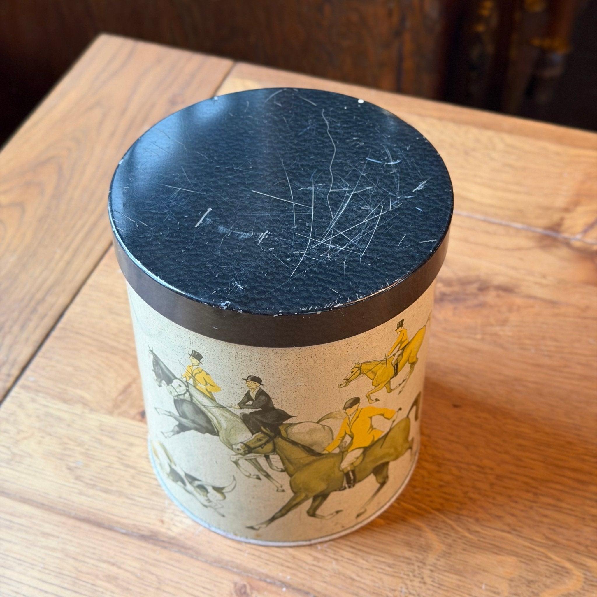 Vintage metalen blik met jacht - en ruiterscène – decoratief voorraadblik - The Collectionist